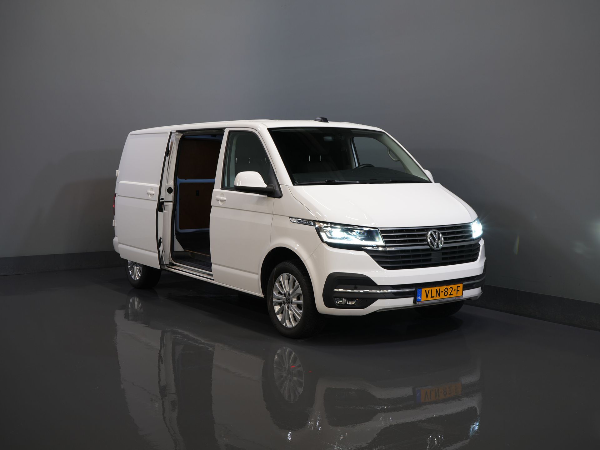 Volkswagen Transporter Фургон 2.0 TDI L2 BULLI БЕЗ ПМС! NL Авто/ LED/ Адаптивний круїз-контроль/ Віртуальна панель приладів/ 17
