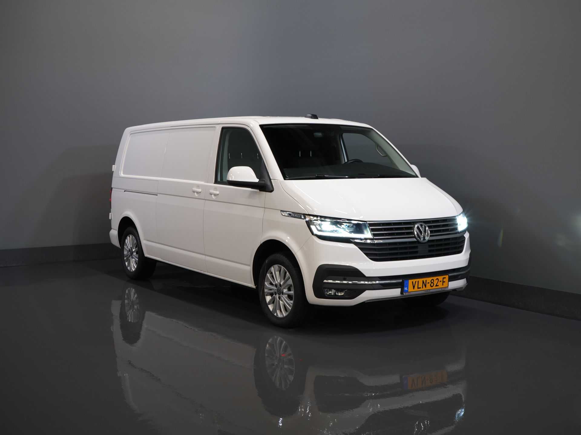 Volkswagen Transporter Фургон 2.0 TDI L2 BULLI БЕЗ ПМС! NL Авто/ LED/ Адаптивний круїз-контроль/ Віртуальна панель приладів/ 17
