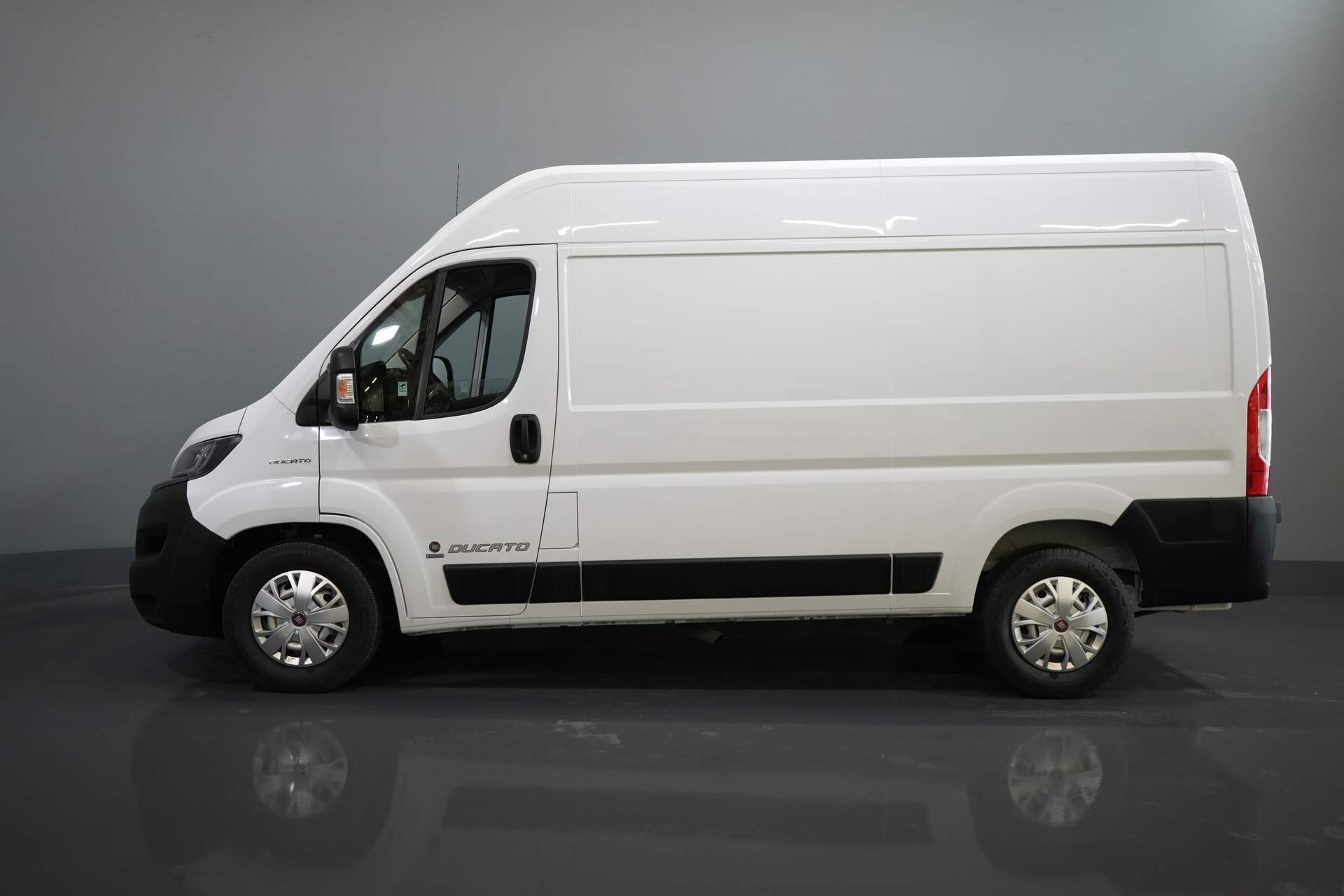 Fiat Ducato Van 35 2.3 MJ 140 hp ZF Aut. L2H2 2.5t Trekverm./ Camera/ Cruise/ PDC/ Bluetooth/ Towbar/ Airco