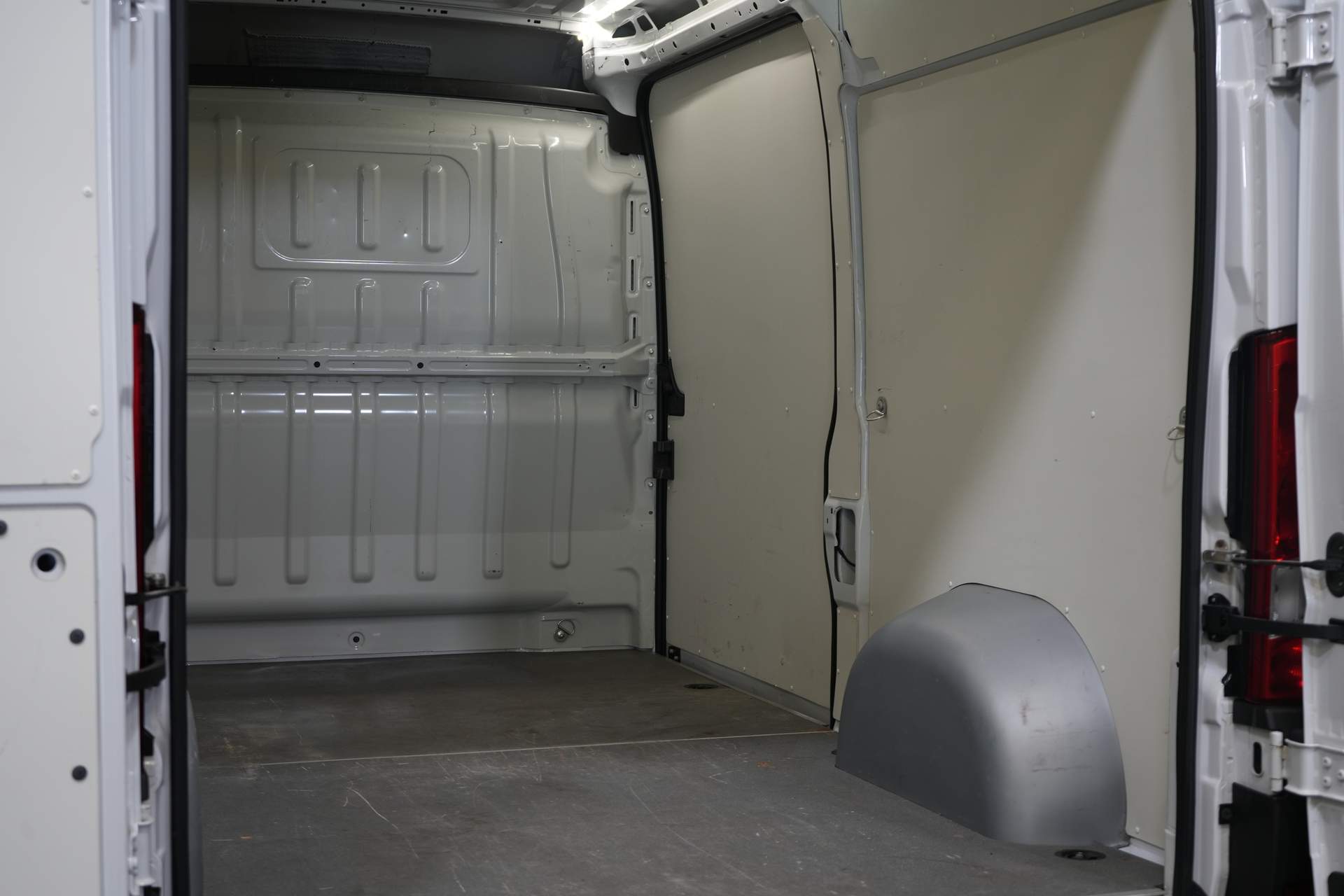 Fiat Ducato Van 35 2.3 MJ 140 hp ZF Aut. L2H2 2.5t Trekverm./ Camera/ Cruise/ PDC/ Bluetooth/ Towbar/ Airco