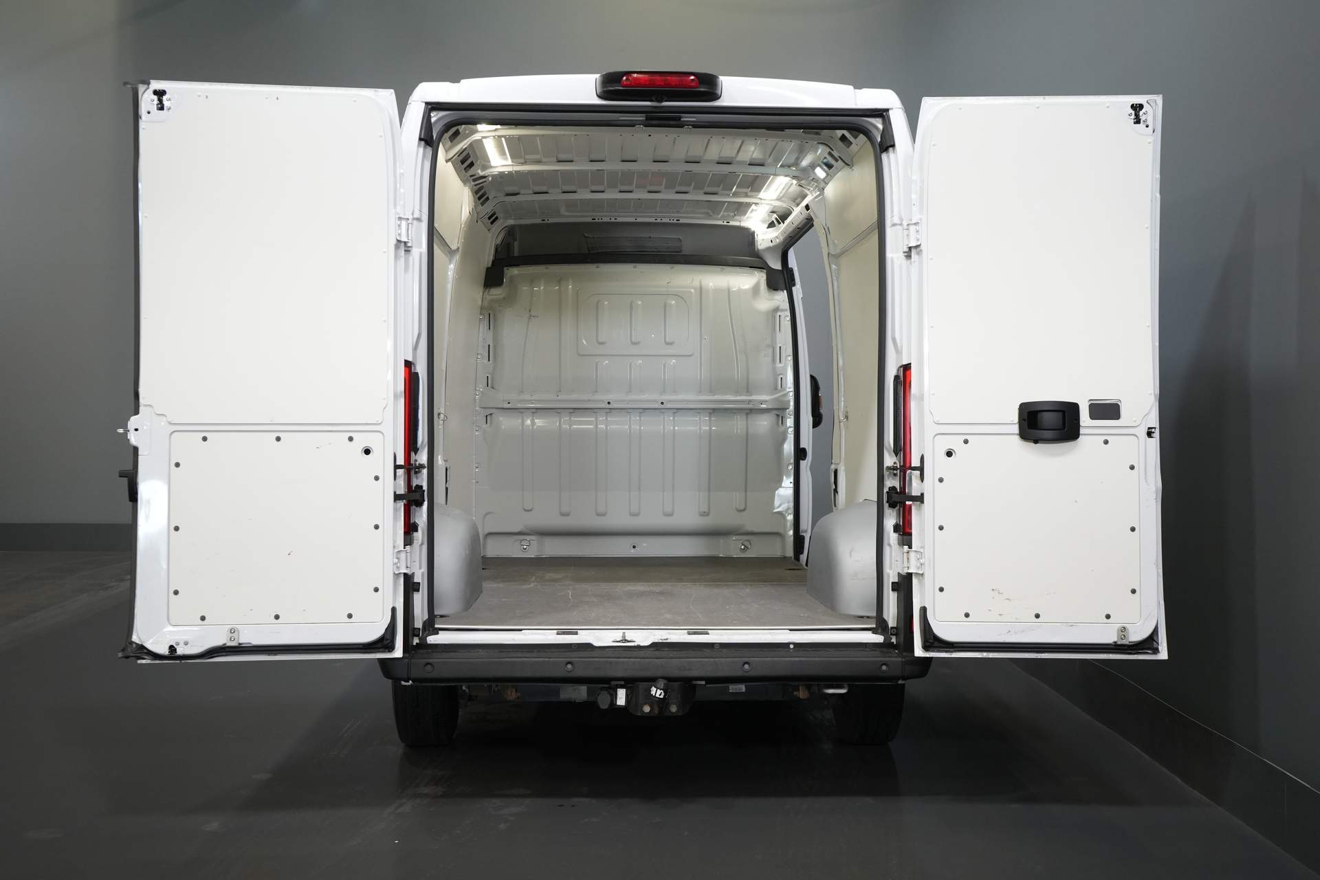 Fiat Ducato Van 35 2.3 MJ 140 hp ZF Aut. L2H2 2.5t Trekverm./ Camera/ Cruise/ PDC/ Bluetooth/ Towbar/ Airco