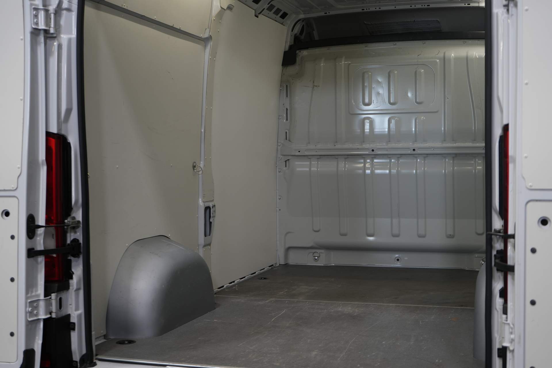 Fiat Ducato Van 35 2.3 MJ 140 hp ZF Aut. L2H2 2.5t Trekverm./ Camera/ Cruise/ PDC/ Bluetooth/ Towbar/ Airco