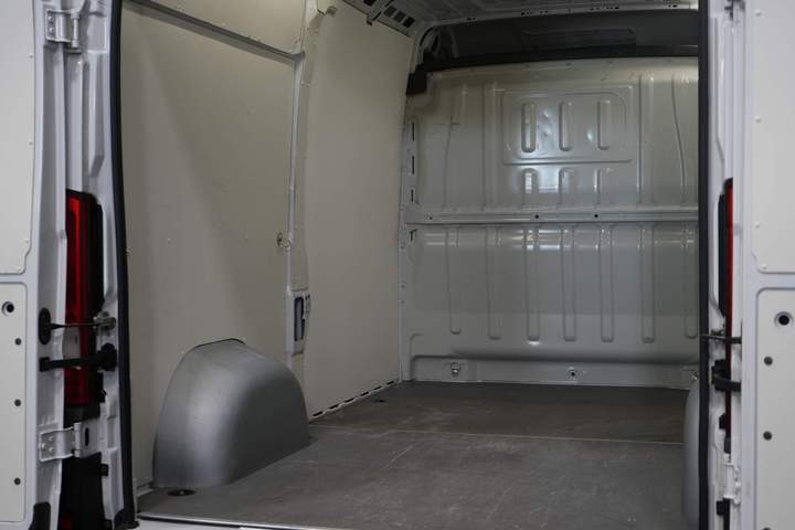 Fiat Ducato Van 35 2.3 MJ 140 hp ZF Aut. L2H2 2.5t Trekverm./ Camera/ Cruise/ PDC/ Bluetooth/ Towbar/ Airco