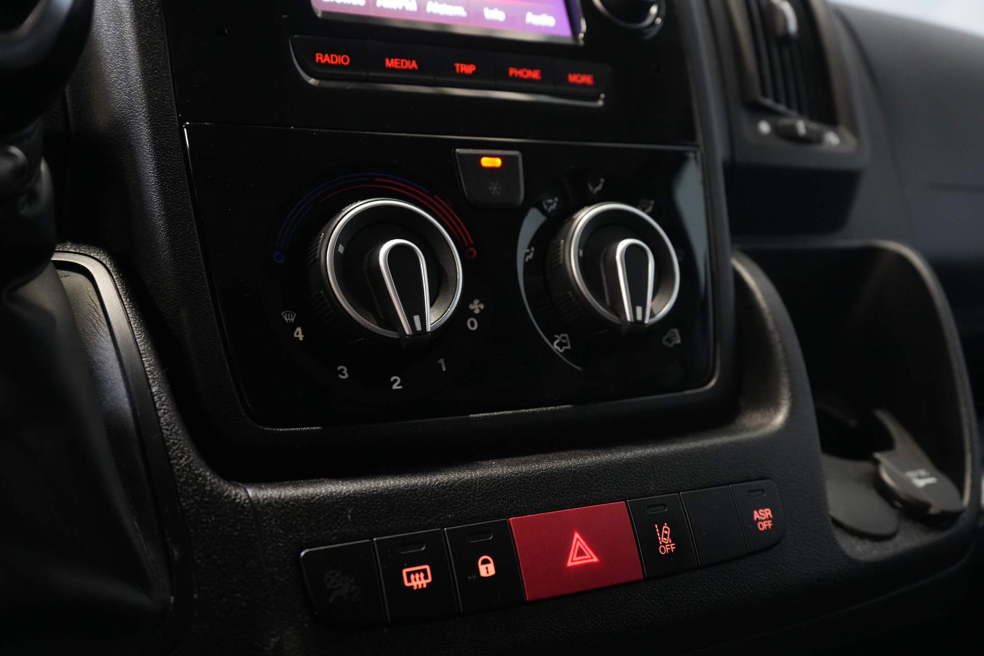 Fiat Ducato Van 35 2.3 MJ 140 hp ZF Aut. L2H2 2.5t Trekverm./ Camera/ Cruise/ PDC/ Bluetooth/ Towbar/ Airco