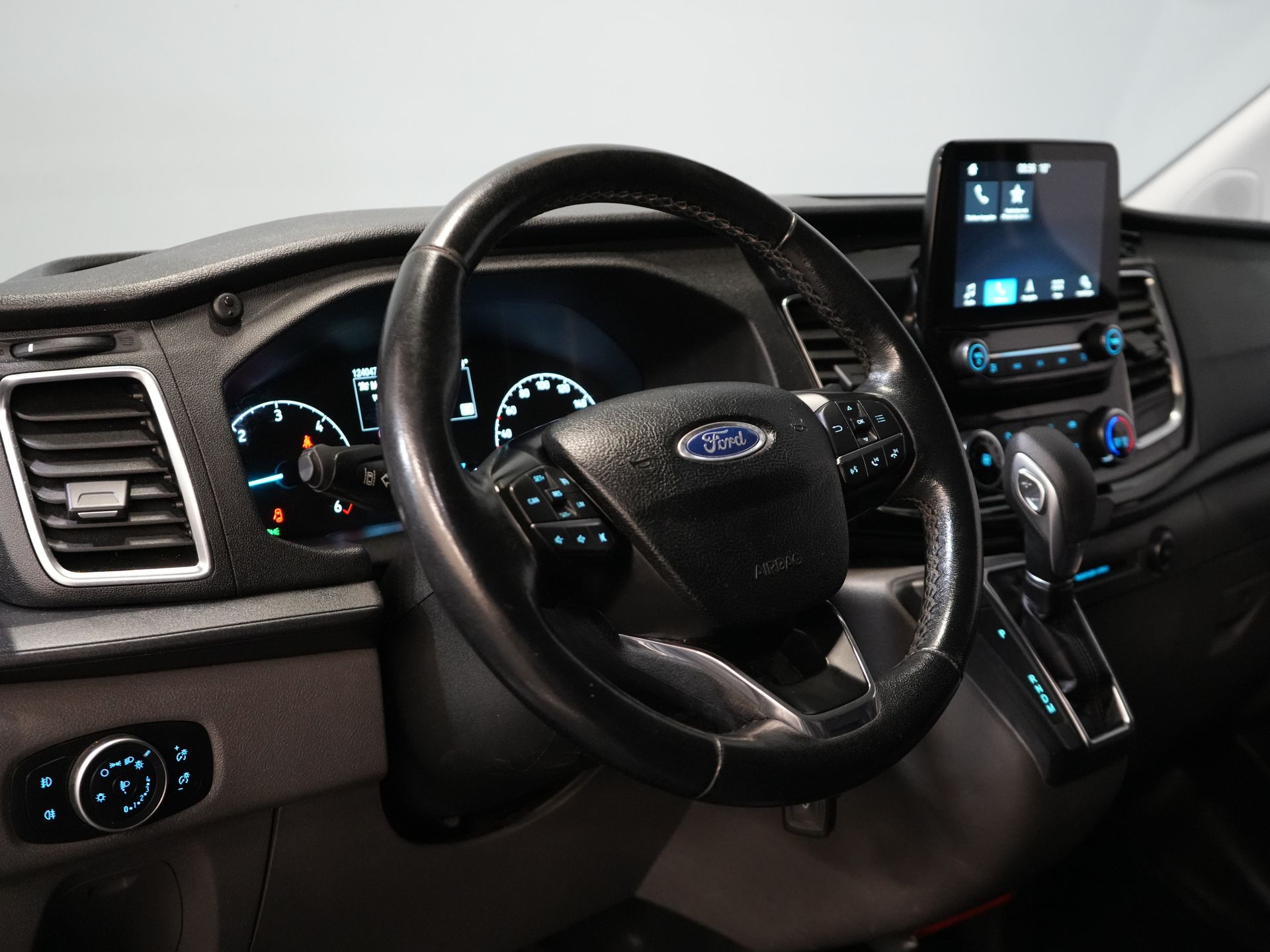 Ford Transit Custom Bestelbus Sport 2.0 TDCI Aut. 170 pk L2 DB-Riem VV/ Carplay/ Alarm III/ Stoelverw./ Navi/ Airco/ Camera/ Cruise/ PDC/ Trekhaak