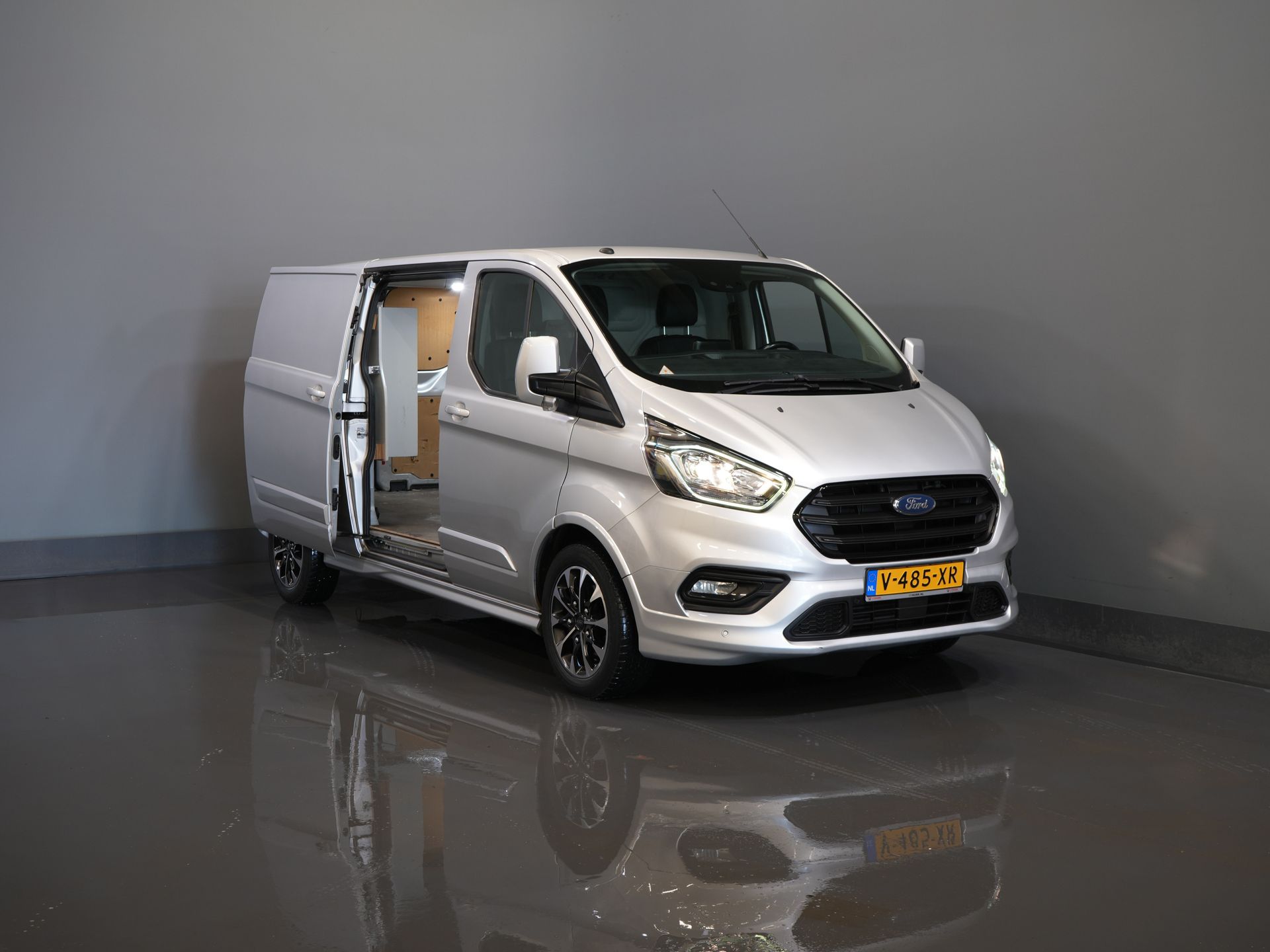 Ford Transit Custom Bestelbus Sport 2.0 TDCI Aut. 170 pk L2 DB-Riem VV/ Carplay/ Alarm III/ Stoelverw./ Navi/ Airco/ Camera/ Cruise/ PDC/ Trekhaak