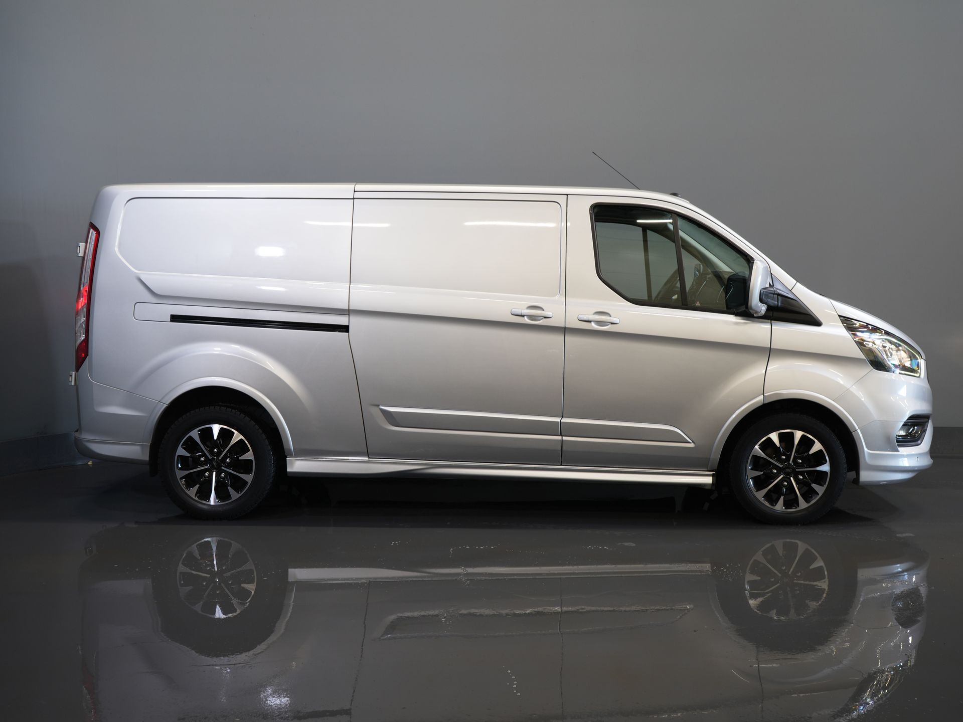 Ford Transit Custom Bestelbus Sport 2.0 TDCI Aut. 170 pk L2 DB-Riem VV/ Carplay/ Alarm III/ Stoelverw./ Navi/ Airco/ Camera/ Cruise/ PDC/ Trekhaak