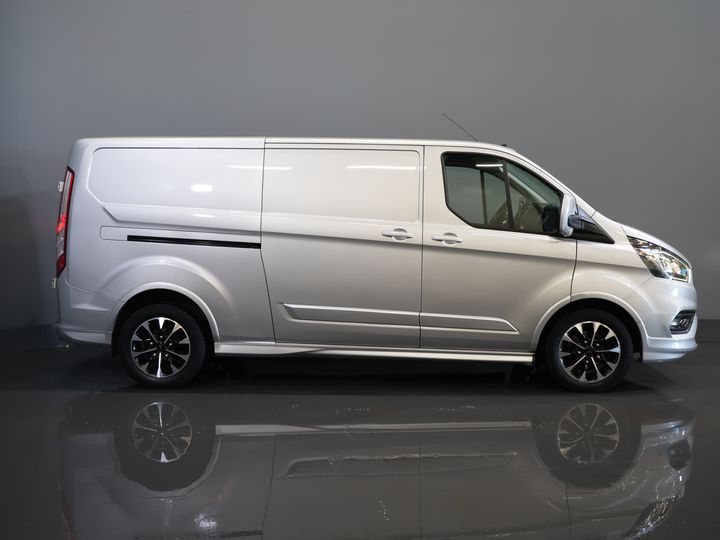 Ford Transit Custom Bestelbus Sport 2.0 TDCI Aut. 170 pk L2 DB-Riem VV/ Carplay/ Alarm III/ Stoelverw./ Navi/ Airco/ Camera/ Cruise/ PDC/ Trekhaak