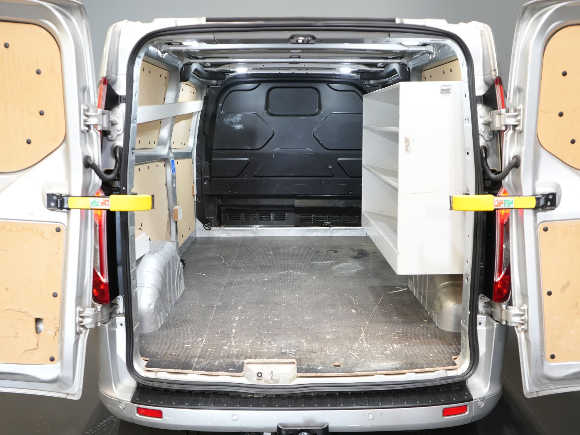 Ford Transit Custom Bestelbus Sport 2.0 TDCI Aut. 170 pk L2 DB-Riem VV/ Carplay/ Alarm III/ Stoelverw./ Navi/ Airco/ Camera/ Cruise/ PDC/ Trekhaak