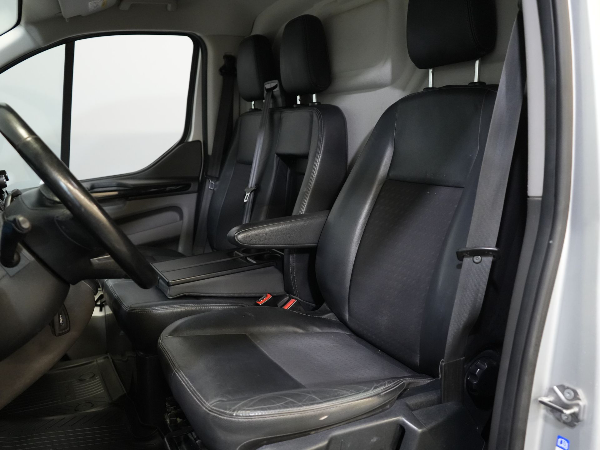 Ford Transit Custom Bestelbus Sport 2.0 TDCI Aut. 170 pk L2 DB-Riem VV/ Carplay/ Alarm III/ Stoelverw./ Navi/ Airco/ Camera/ Cruise/ PDC/ Trekhaak