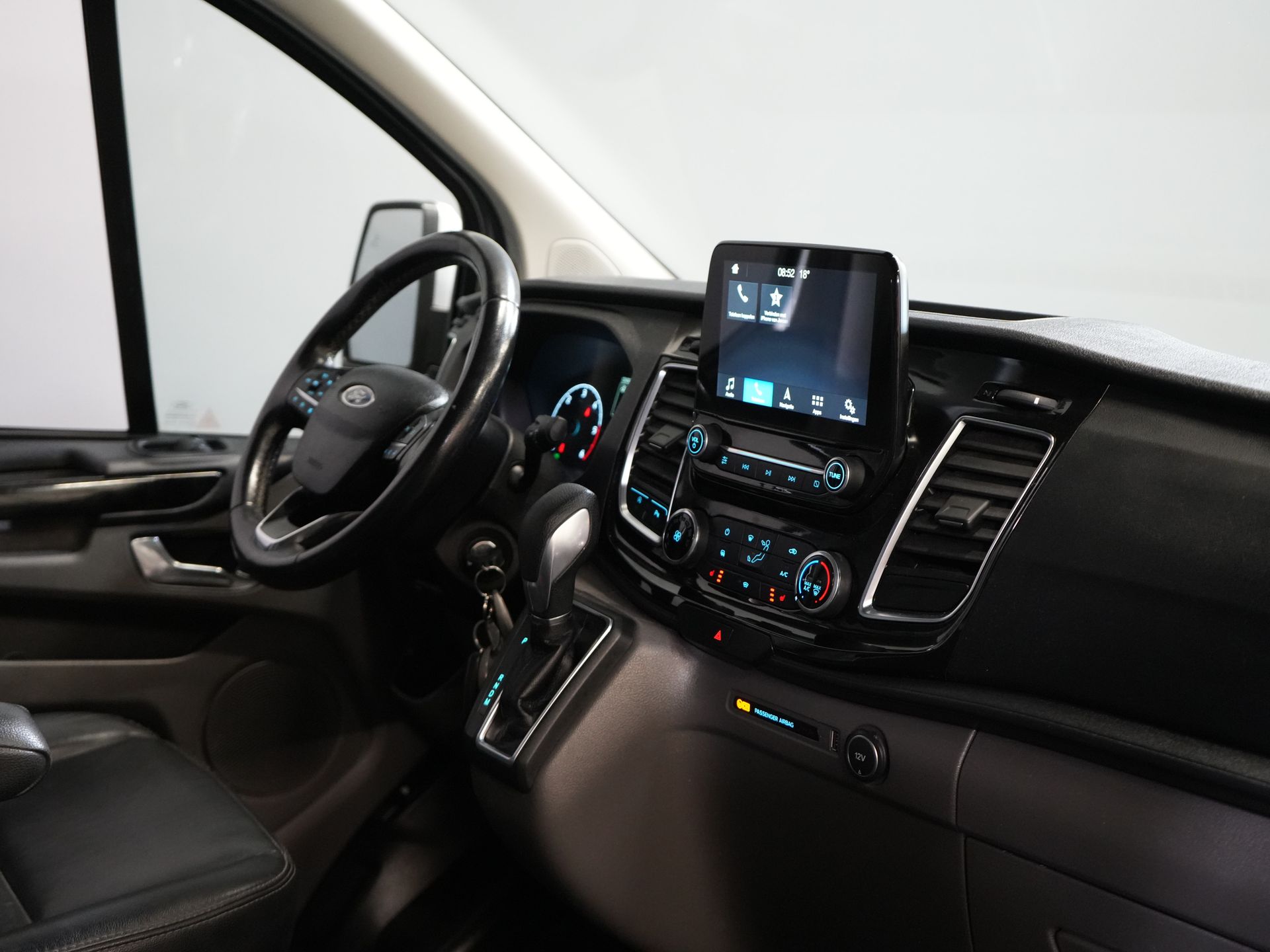 Ford Transit Custom Bestelbus Sport 2.0 TDCI Aut. 170 pk L2 DB-Riem VV/ Carplay/ Alarm III/ Stoelverw./ Navi/ Airco/ Camera/ Cruise/ PDC/ Trekhaak
