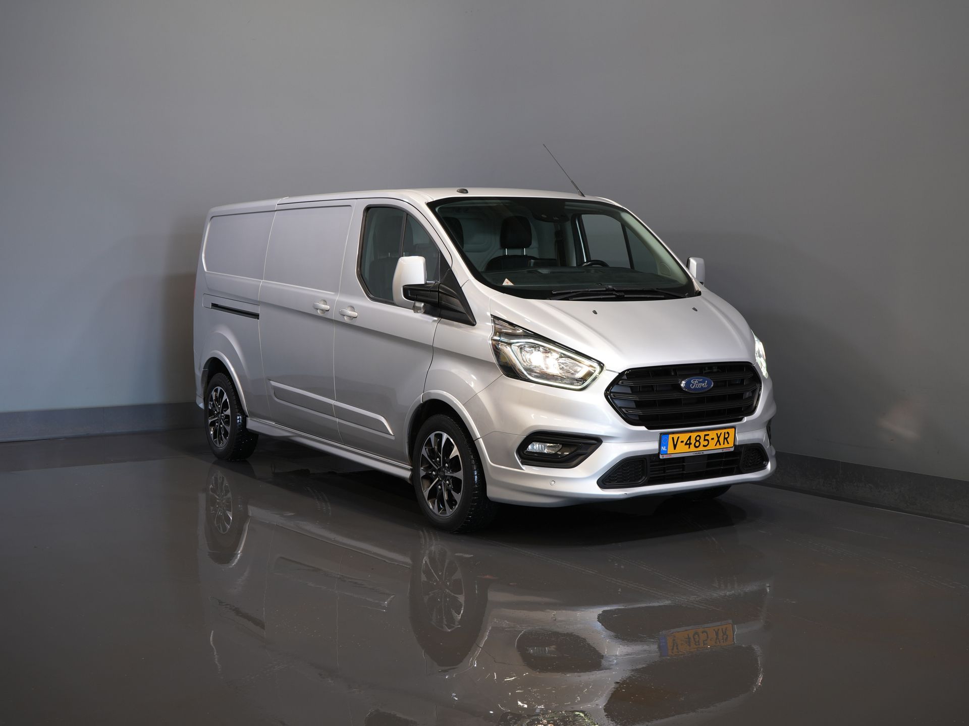 Ford Transit Custom Bestelbus Sport 2.0 TDCI Aut. 170 pk L2 DB-Riem VV/ Carplay/ Alarm III/ Stoelverw./ Navi/ Airco/ Camera/ Cruise/ PDC/ Trekhaak