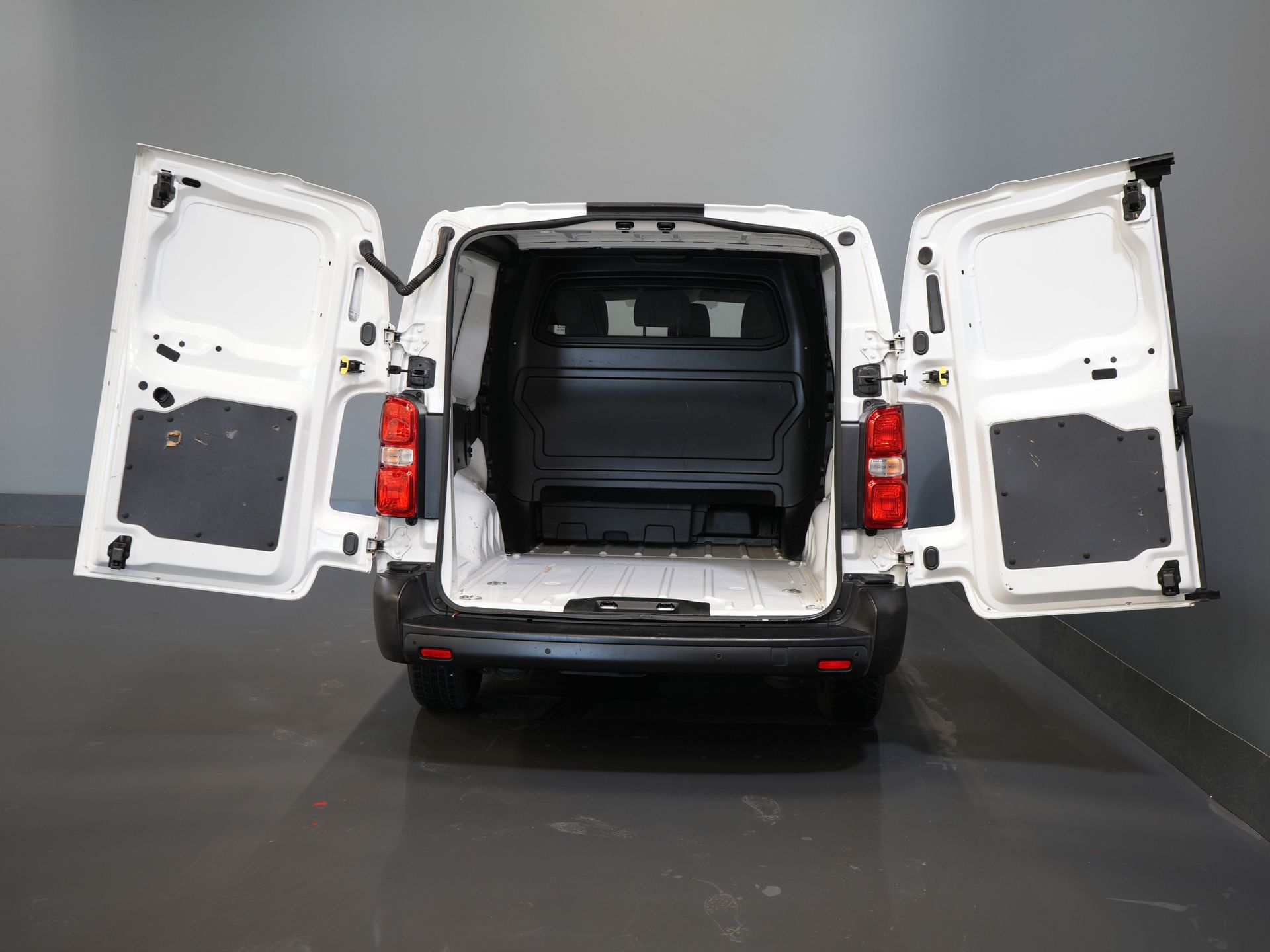 Peugeot Expert Van 2.0 HDI 125 к.с. L3 Double Cab BPM БЕЗКОШТОВНО! DC NL Автомобіль / 6 чол. / Круїз / PDC