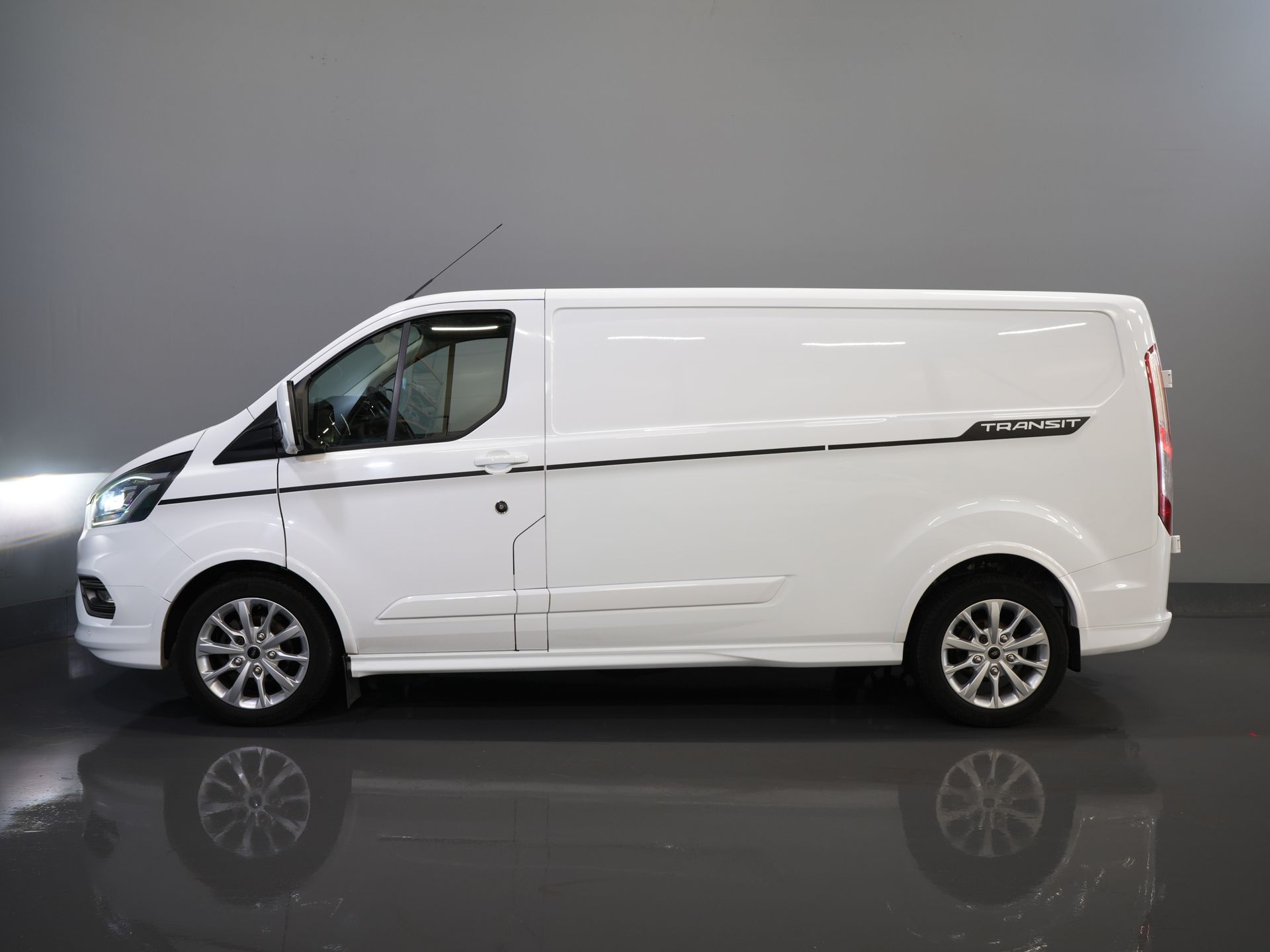 Ford Transit Custom Van 2.0 TDCI 170 к.с. Aut. L2 Sport BPM БЕЗКОШТОВНО! Бі-ксенон / Шкіра / Ремінь безпеки VV / Елек.сидіння / Seatverw./ Carplay / Камера / PDC / LMV / Cruis