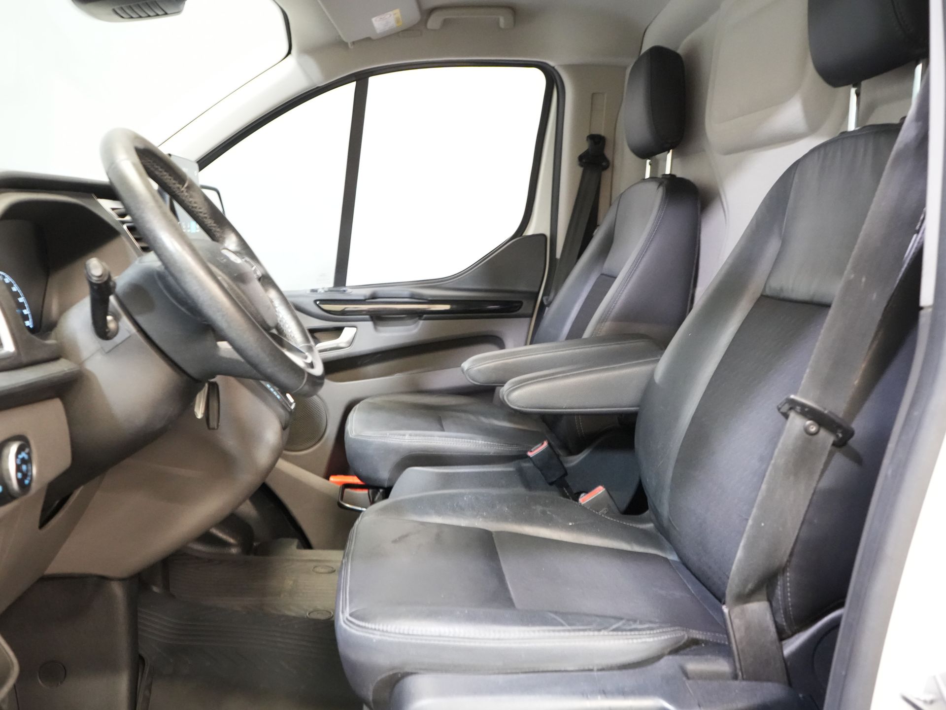 Ford Transit Custom Van 2.0 TDCI 170 к.с. Aut. L2 Sport BPM БЕЗКОШТОВНО! Бі-ксенон / Шкіра / Ремінь безпеки VV / Елек.сидіння / Seatverw./ Carplay / Камера / PDC / LMV / Cruis