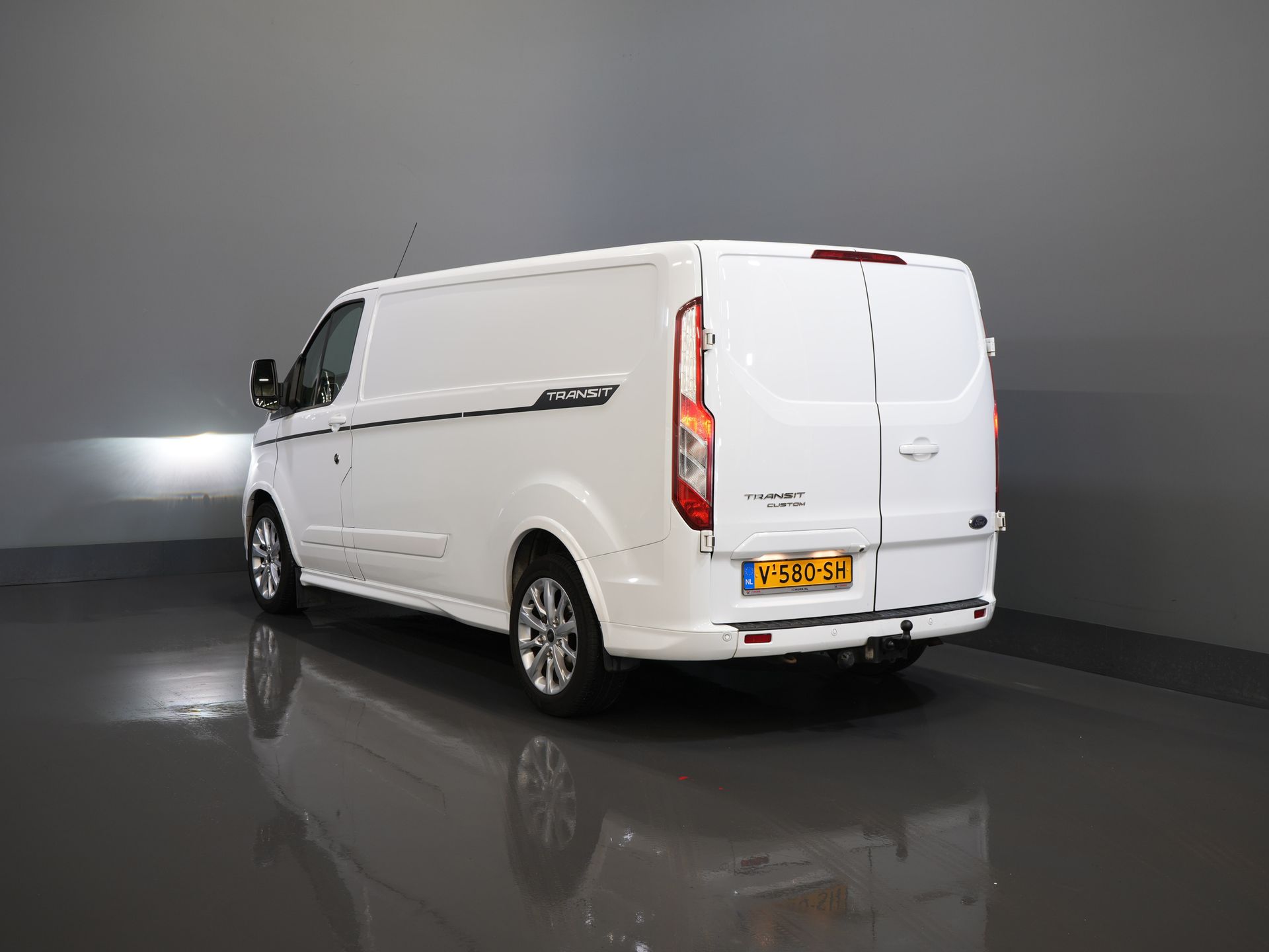 Ford Transit Custom Van 2.0 TDCI 170 к.с. Aut. L2 Sport BPM БЕЗКОШТОВНО! Бі-ксенон / Шкіра / Ремінь безпеки VV / Елек.сидіння / Seatverw./ Carplay / Камера / PDC / LMV / Cruis
