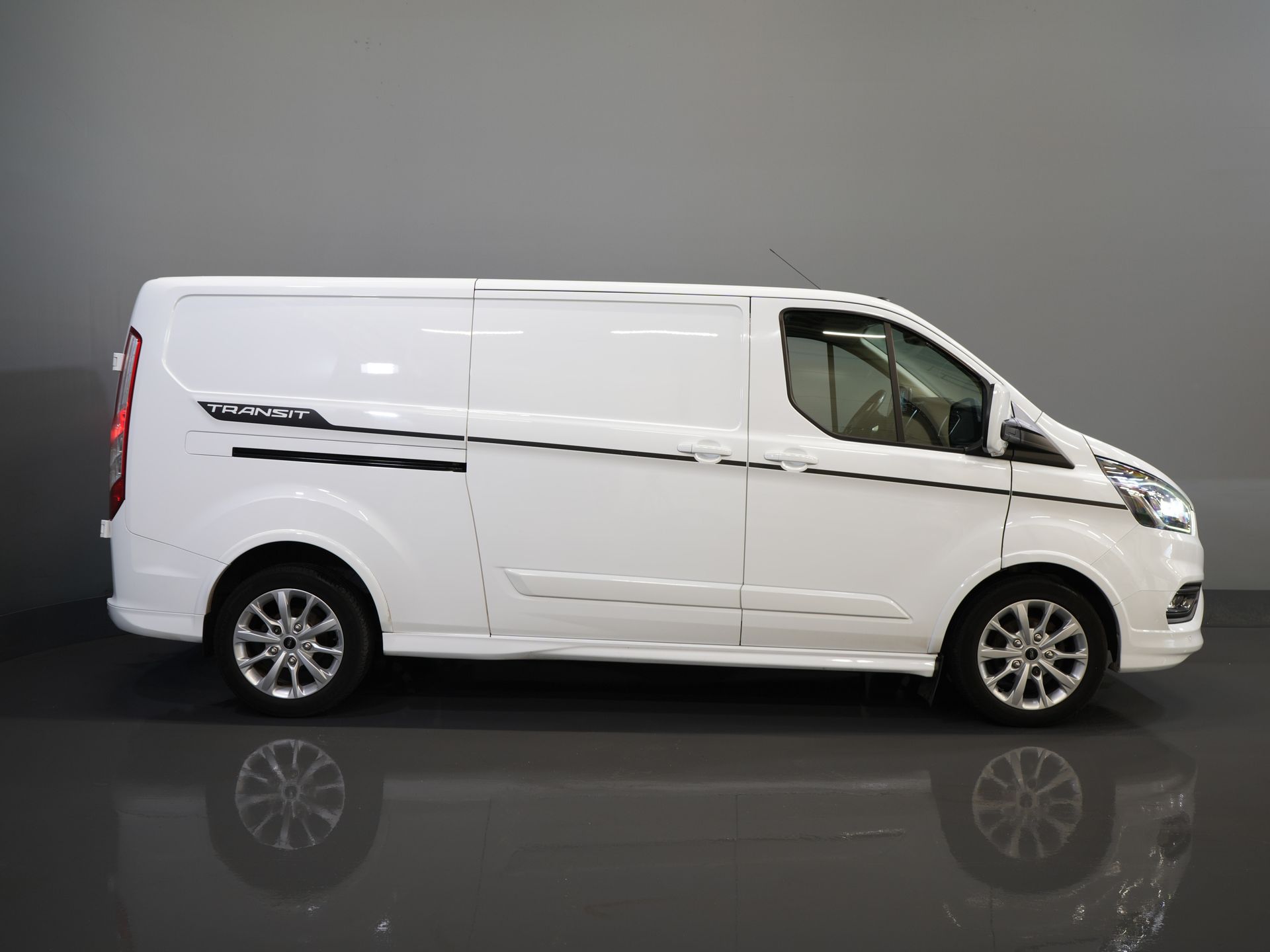 Ford Transit Custom Van 2.0 TDCI 170 к.с. Aut. L2 Sport BPM БЕЗКОШТОВНО! Бі-ксенон / Шкіра / Ремінь безпеки VV / Елек.сидіння / Seatverw./ Carplay / Камера / PDC / LMV / Cruis