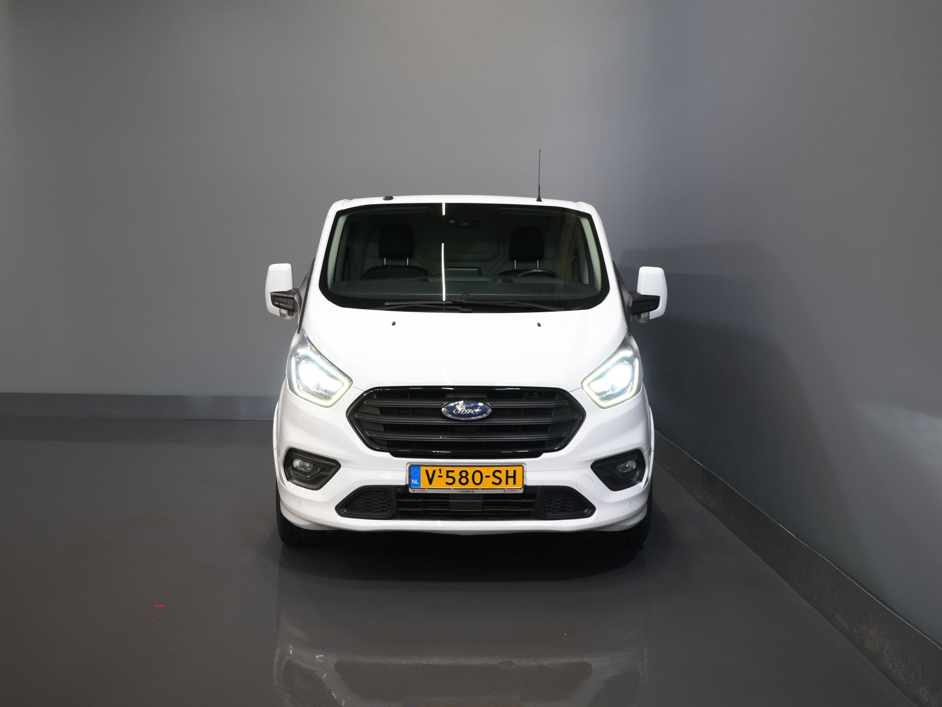 Ford Transit Custom Van 2.0 TDCI 170 к.с. Aut. L2 Sport BPM БЕЗКОШТОВНО! Бі-ксенон / Шкіра / Ремінь безпеки VV / Елек.сидіння / Seatverw./ Carplay / Камера / PDC / LMV / Cruis