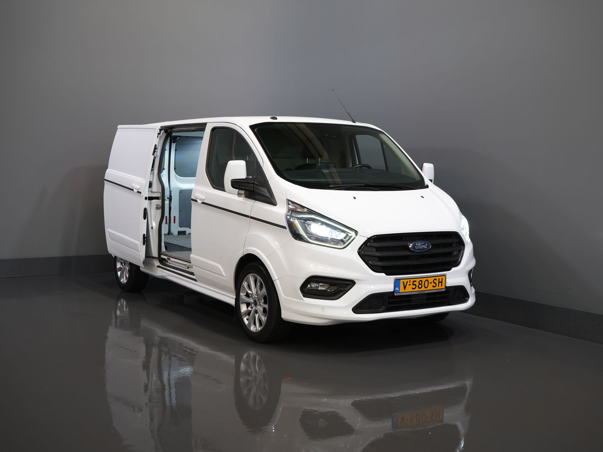 Ford Transit Custom Van 2.0 TDCI 170 к.с. Aut. L2 Sport BPM БЕЗКОШТОВНО! Бі-ксенон / Шкіра / Ремінь безпеки VV / Елек.сидіння / Seatverw./ Carplay / Камера / PDC / LMV / Cruis