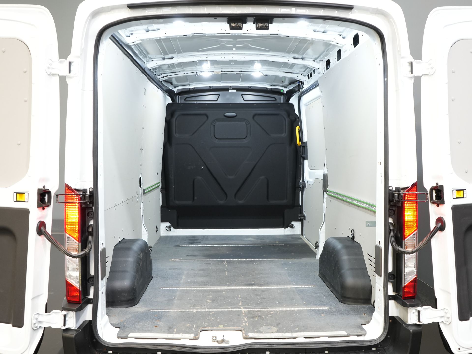 Ford Transit Bestelbus 350 2.0 TDCI L3H2 165 pk Trail Adapt.Cruise/ CarPlay/ Camera/ PDC/ Stoelverw./ Airco