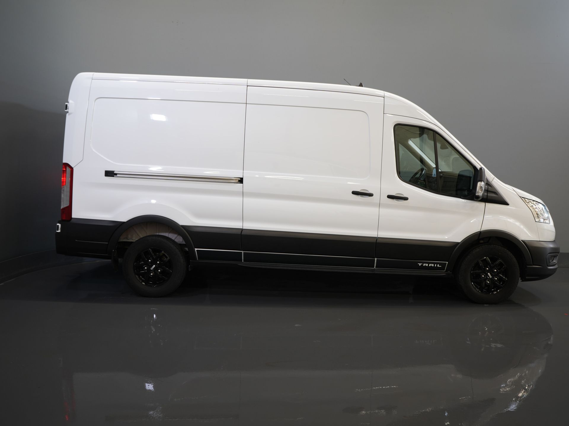 Ford Transit Bestelbus 350 2.0 TDCI L3H2 165 pk Trail Adapt.Cruise/ CarPlay/ Camera/ PDC/ Stoelverw./ Airco