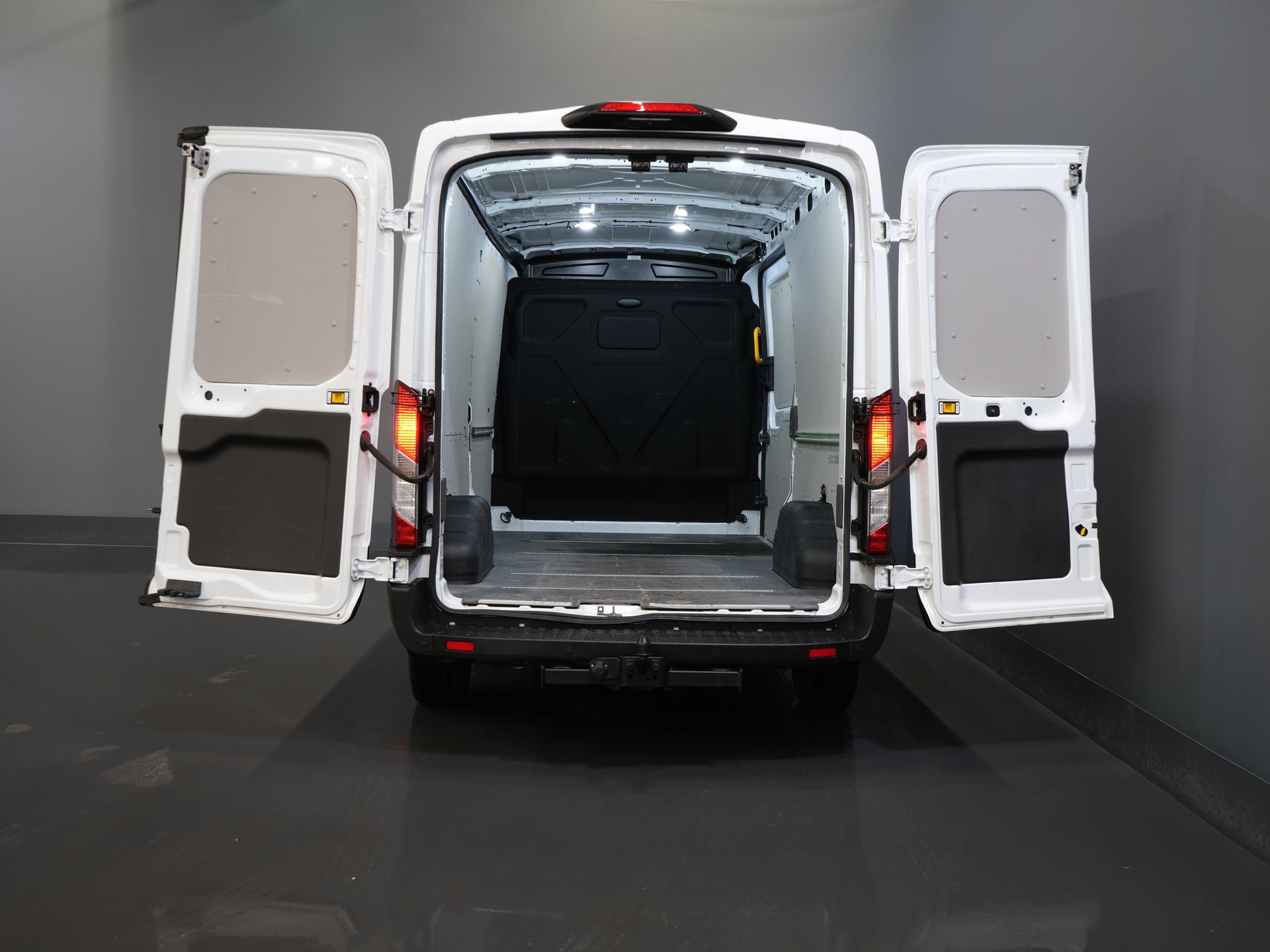 Ford Transit Bestelbus 350 2.0 TDCI L3H2 165 pk Trail Adapt.Cruise/ CarPlay/ Camera/ PDC/ Stoelverw./ Airco