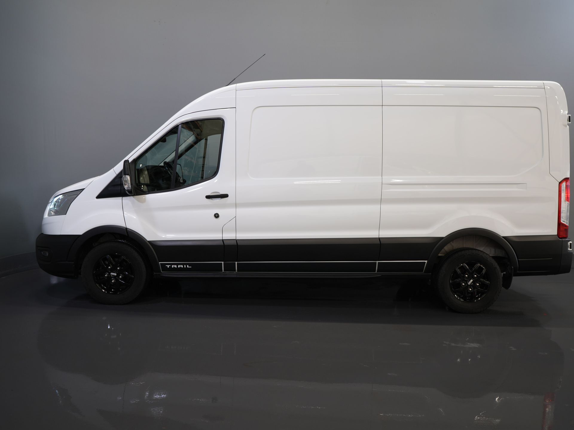 Ford Transit Bestelbus 350 2.0 TDCI L3H2 165 pk Trail Adapt.Cruise/ CarPlay/ Camera/ PDC/ Stoelverw./ Airco