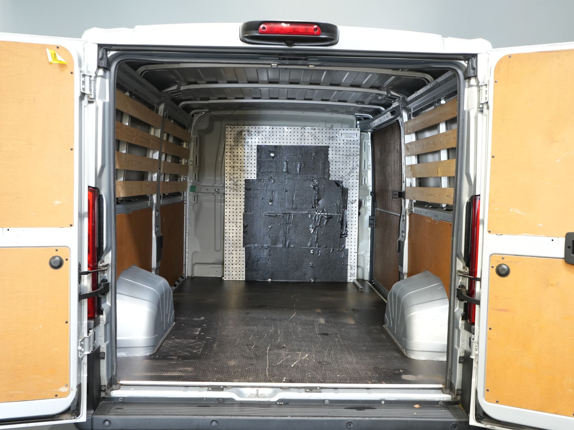 Peugeot Boxer Vans 2.2 HDi 140 к.с. L2 ТІЛЬКИ ДЛЯ ЕКСПОРТУ 3.0т Причіп / Navi / Камера / PDC / Круїз / Airco