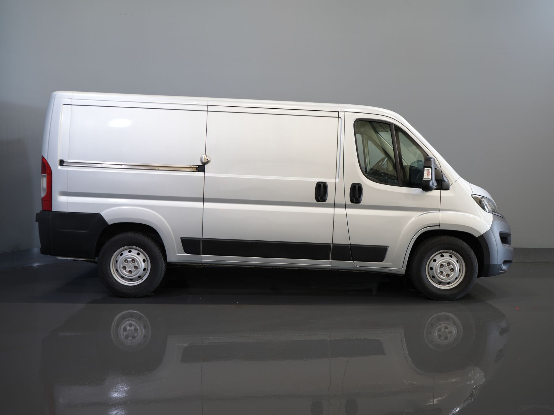 Peugeot Boxer Vans 2.2 HDi 140 к.с. L2 ТІЛЬКИ ДЛЯ ЕКСПОРТУ 3.0т Причіп / Navi / Камера / PDC / Круїз / Airco