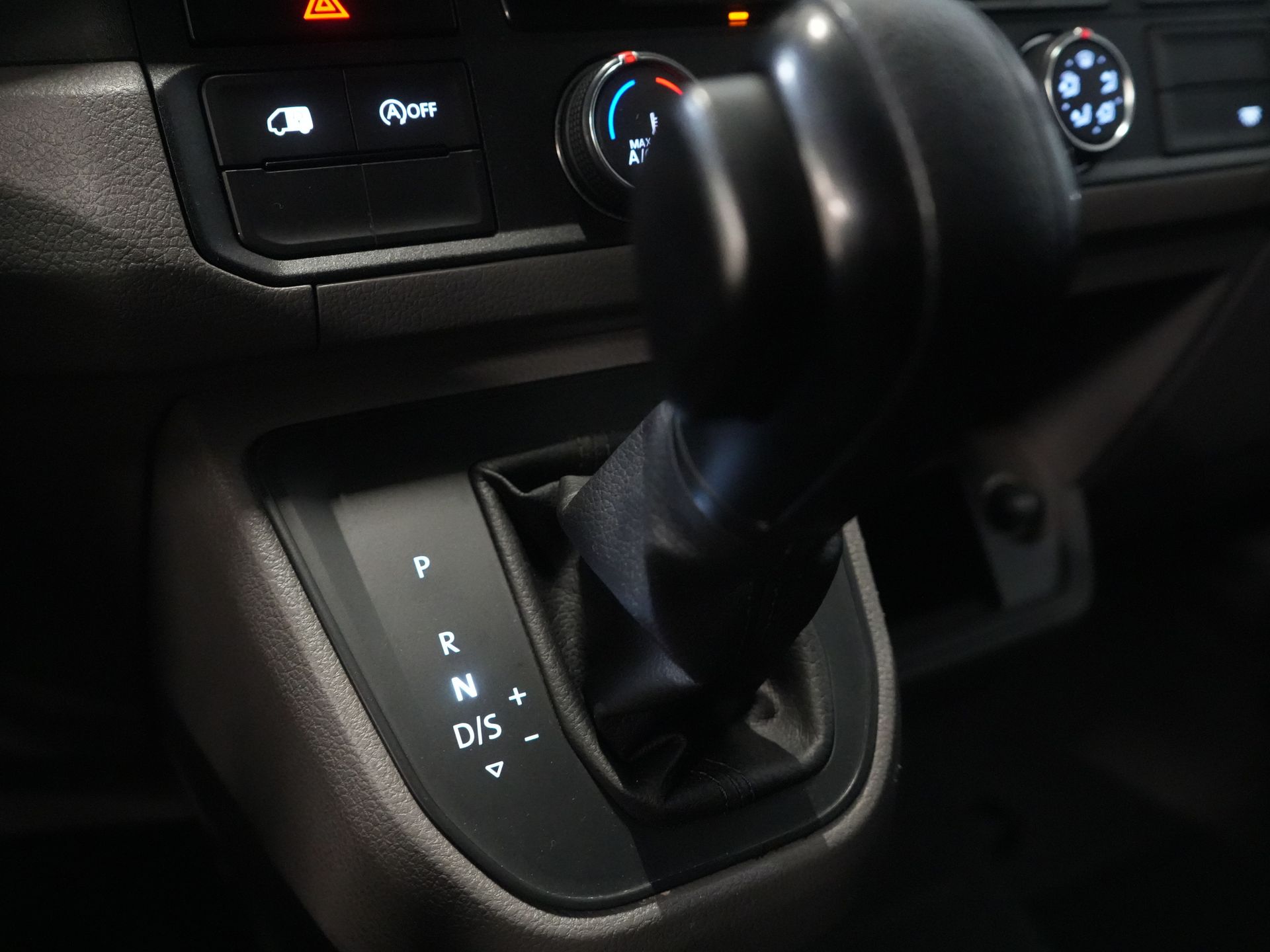 MAN TGE Furgón 3.140 140cv 2.0 TDI DSG Aut. L3H3 EXPORT ONLY 270Gr.Doors/ Gev.Seats/ Navi/ Carplay/ Camera/ Cruise/ Towbar/ Airco