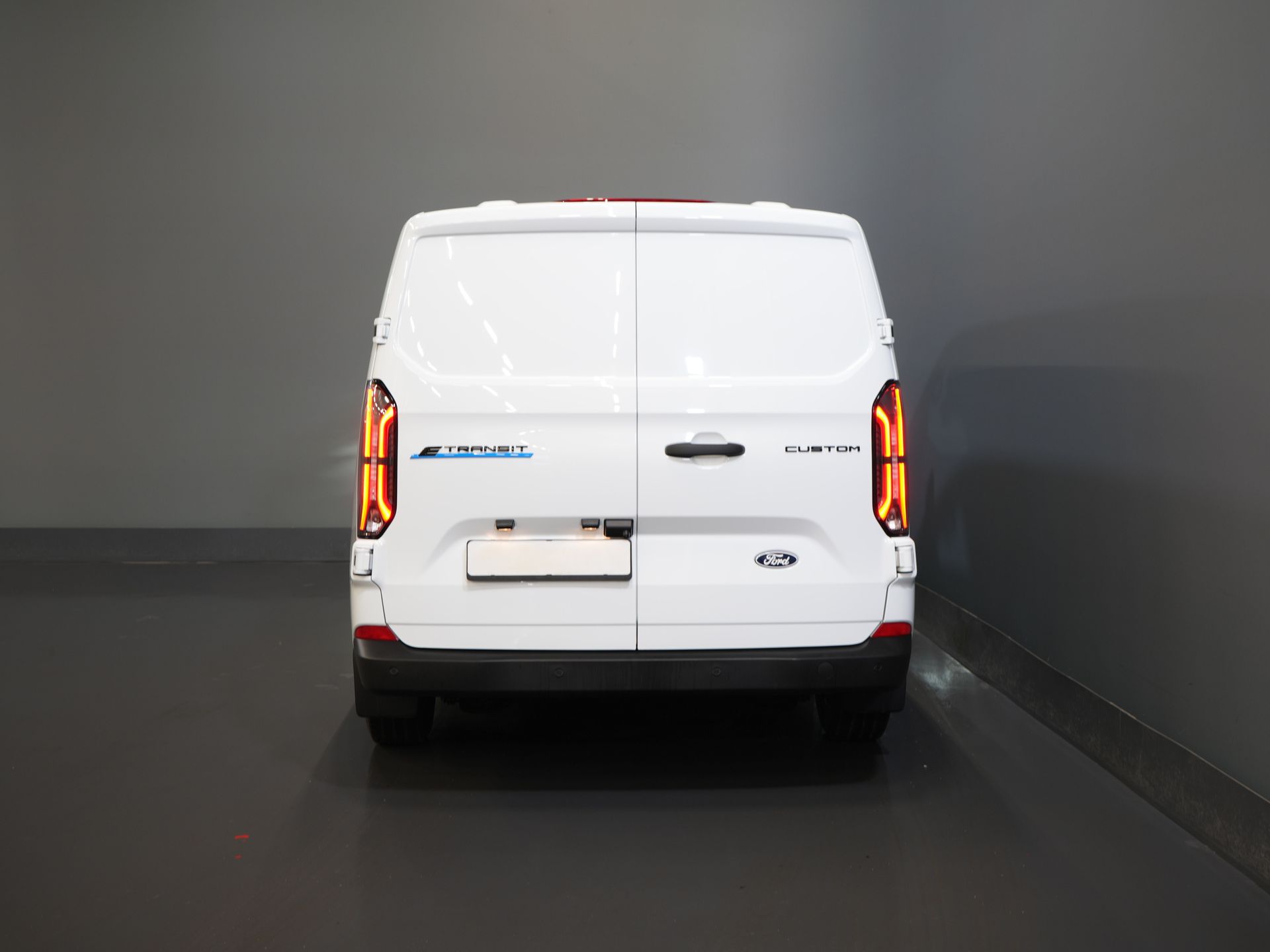 Ford E-Transit Custom Bestelbus 320 Trend 65 kWh 330 km WLTP LED/ Snellader/ 2.3t Trekverm./ Stuurverw./ Stoelverw./ Carplay/ Climate/ Camera/ PDC/ Cruise
