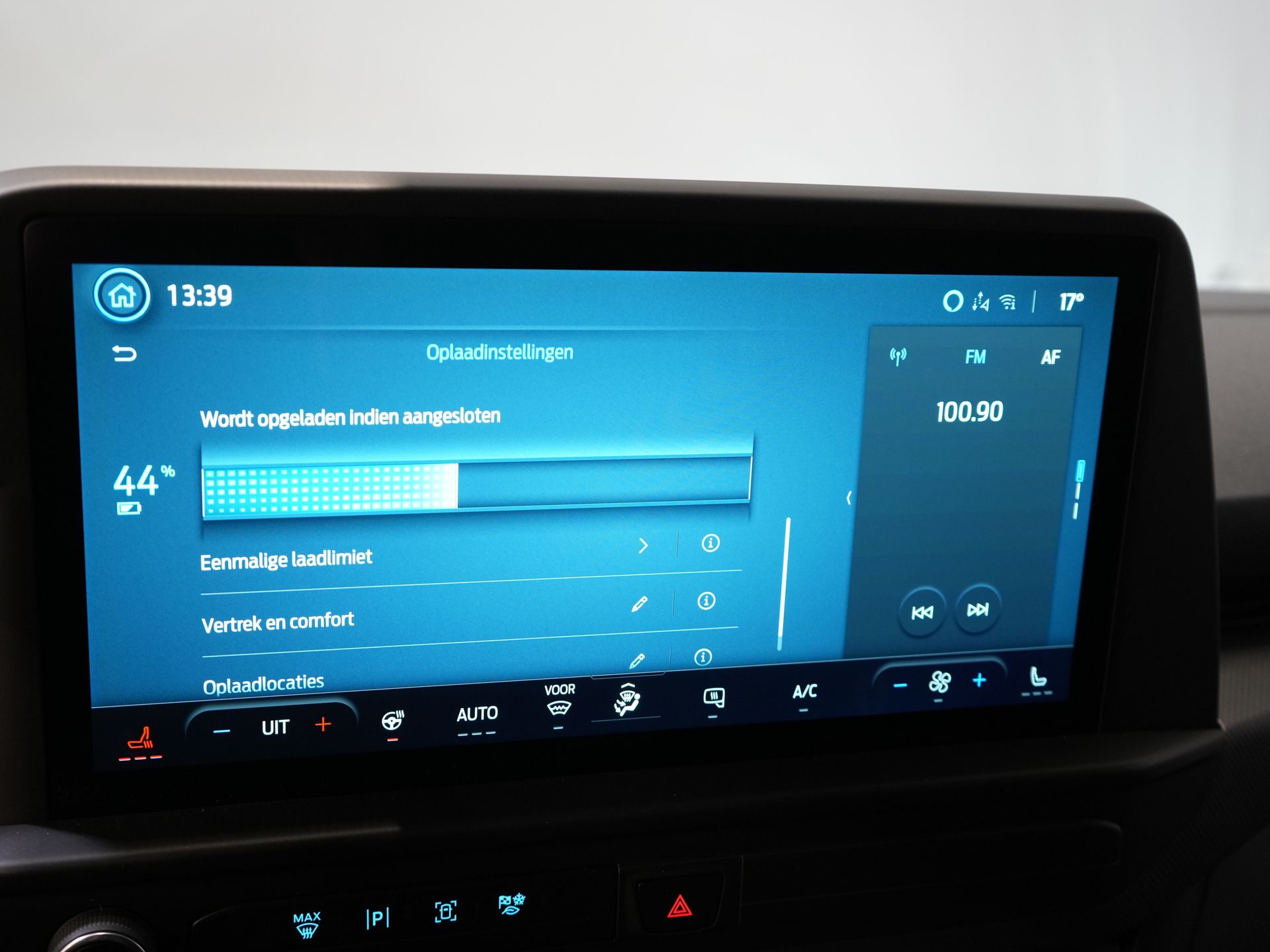 Ford E-Transit Custom Bestelbus 320 Trend 65 kWh 330 km WLTP LED/ Snellader/ 2.3t Trekverm./ Stuurverw./ Stoelverw./ Carplay/ Climate/ Camera/ PDC/ Cruise