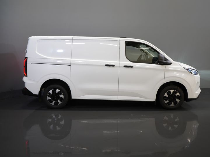 Ford E-Transit Custom Bestelbus 320 Trend 65 kWh 330 km WLTP LED/ Snellader/ 2.3t Trekverm./ Stuurverw./ Stoelverw./ Carplay/ Climate/ Camera/ PDC/ Cruise