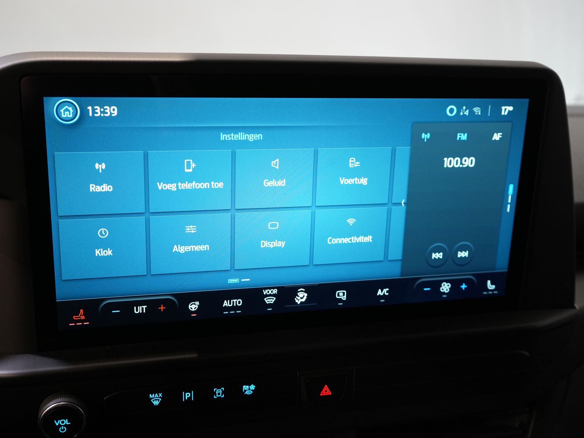 Ford E-Transit Custom Bestelbus 320 Trend 65 kWh 330 km WLTP LED/ Snellader/ 2.3t Trekverm./ Stuurverw./ Stoelverw./ Carplay/ Climate/ Camera/ PDC/ Cruise