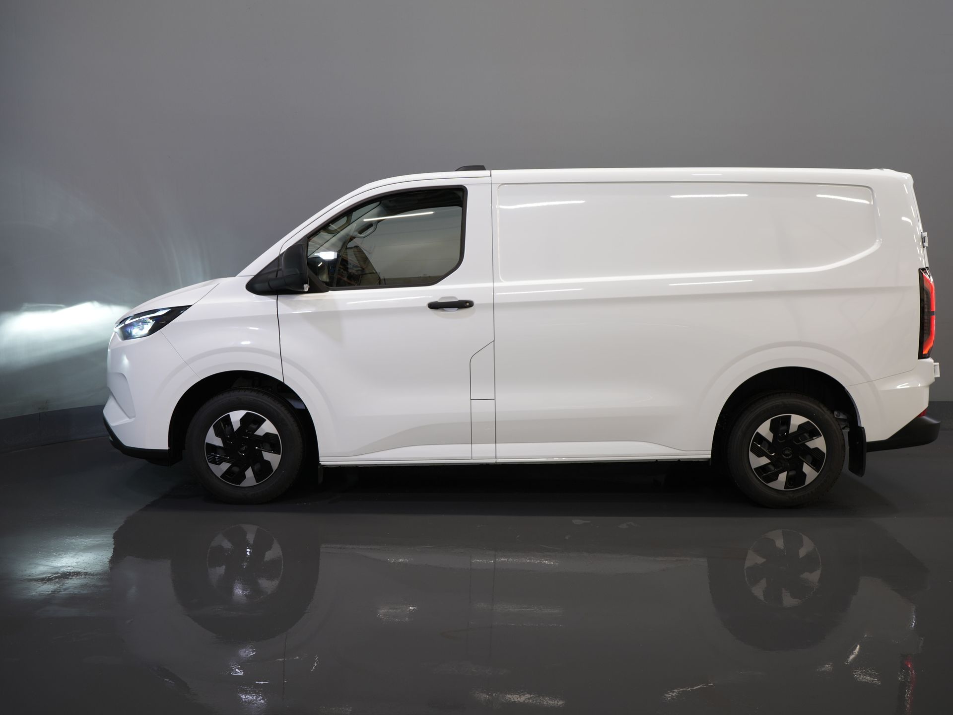Ford E-Transit Custom Bestelbus 320 Trend 65 kWh 330 km WLTP LED/ Snellader/ 2.3t Trekverm./ Stuurverw./ Stoelverw./ Carplay/ Climate/ Camera/ PDC/ Cruise
