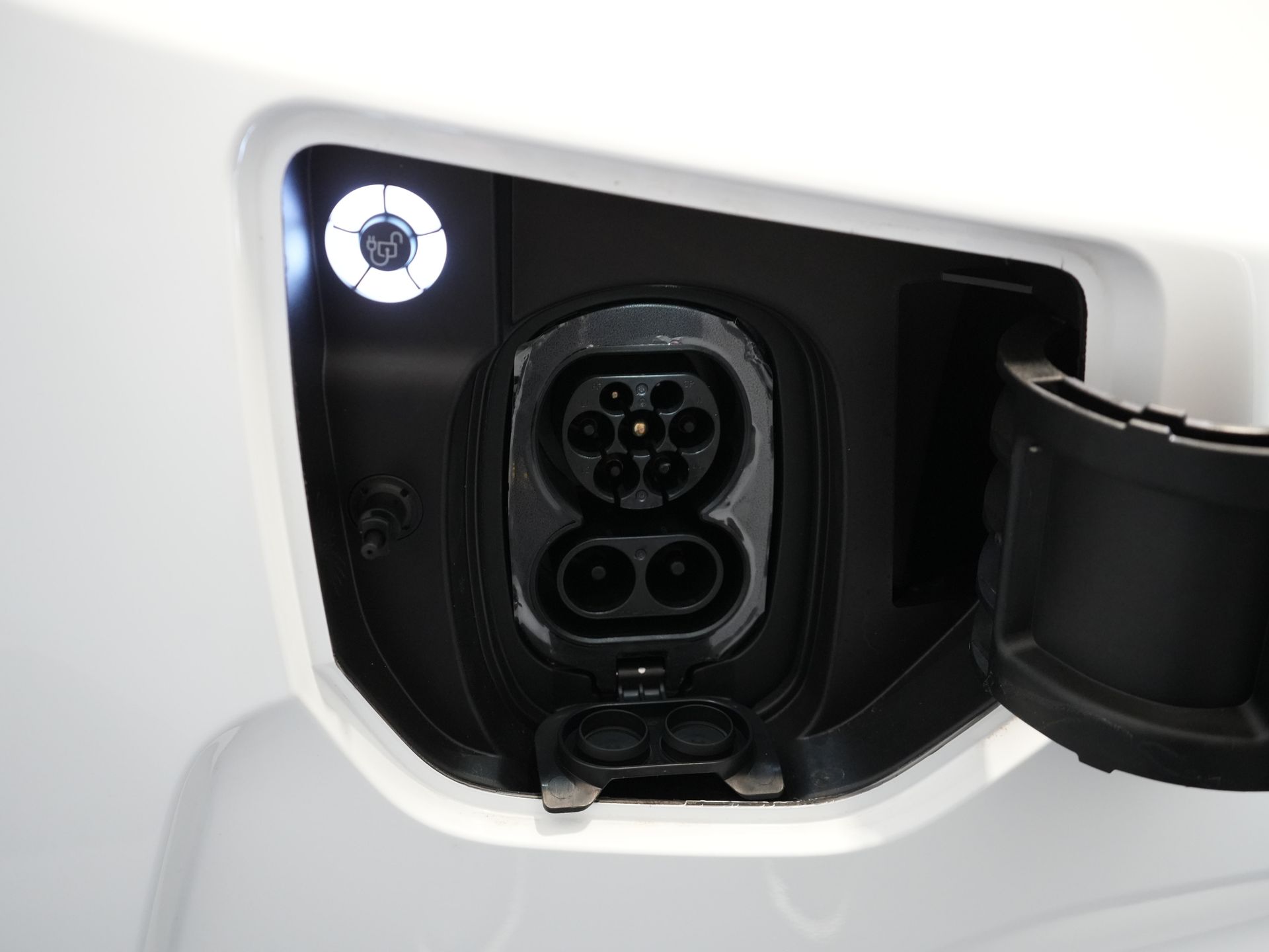 Ford E-Transit Custom Bestelbus 320 Trend 65 kWh 330 km WLTP LED/ Snellader/ 2.3t Trekverm./ Stuurverw./ Stoelverw./ Carplay/ Climate/ Camera/ PDC/ Cruise