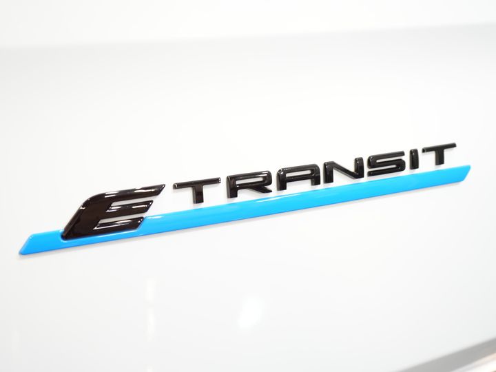 Ford E-Transit Custom Bestelbus 320 Trend 65 kWh 330 km WLTP LED/ Snellader/ 2.3t Trekverm./ Stuurverw./ Stoelverw./ Carplay/ Climate/ Camera/ PDC/ Cruise