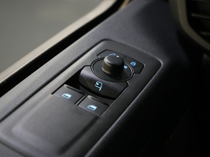 Ford E-Transit Custom Bestelbus 320 Trend 65 kWh 330 km WLTP LED/ Snellader/ 2.3t Trekverm./ Stuurverw./ Stoelverw./ Carplay/ Climate/ Camera/ PDC/ Cruise