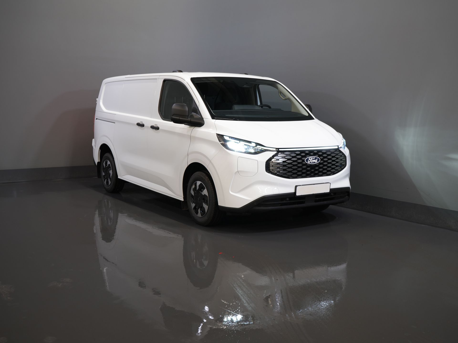 Ford E-Transit Custom Bestelbus 320 Trend 65 kWh 330 km WLTP LED/ Snellader/ 2.3t Trekverm./ Stuurverw./ Stoelverw./ Carplay/ Climate/ Camera/ PDC/ Cruise