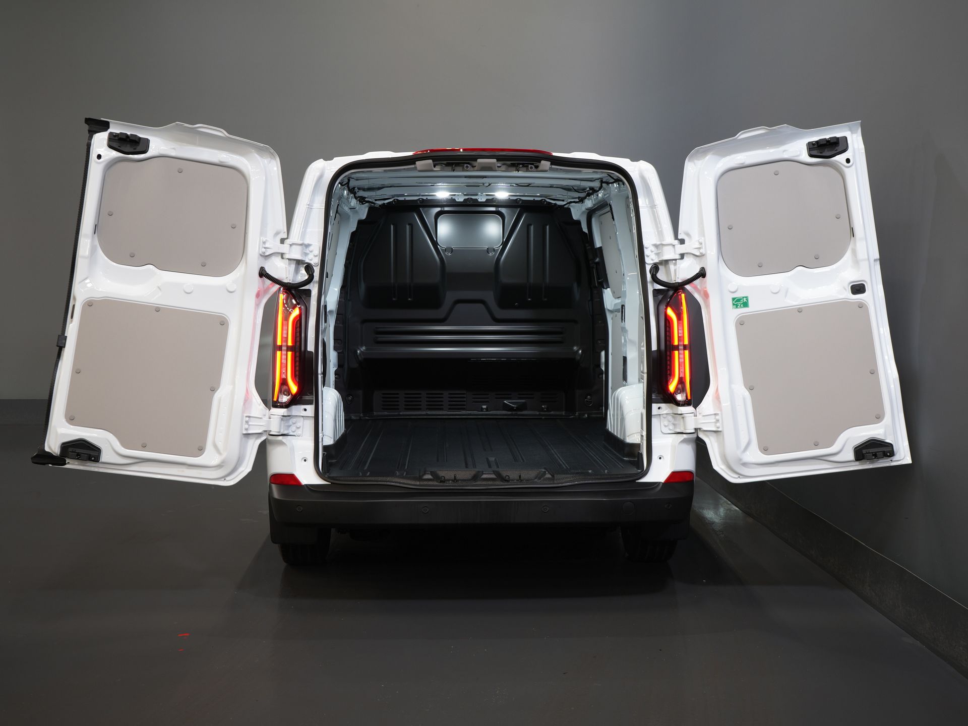 Ford E-Transit Custom Bestelbus 320 Trend 65 kWh 330 km WLTP LED/ Snellader/ 2.3t Trekverm./ Stuurverw./ Stoelverw./ Carplay/ Climate/ Camera/ PDC/ Cruise