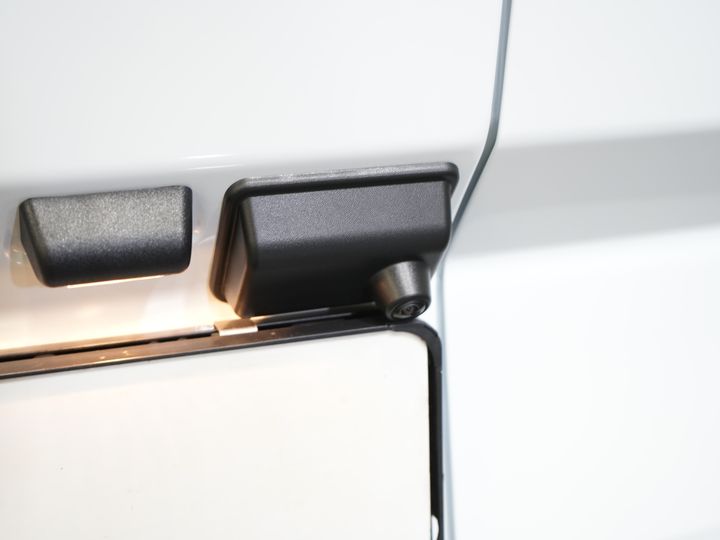 Ford E-Transit Custom Bestelbus 320 Trend 65 kWh 330 km WLTP LED/ Snellader/ 2.3t Trekverm./ Stuurverw./ Stoelverw./ Carplay/ Climate/ Camera/ PDC/ Cruise