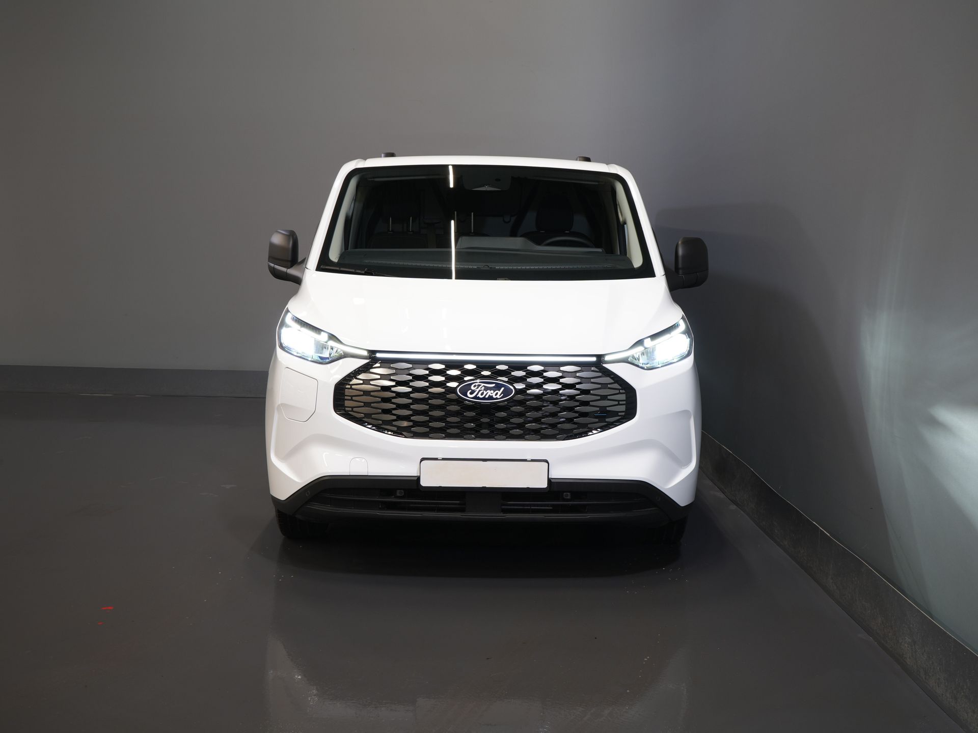 Ford E-Transit Custom Bestelbus 320 Trend 65 kWh 330 km WLTP LED/ Snellader/ 2.3t Trekverm./ Stuurverw./ Stoelverw./ Carplay/ Climate/ Camera/ PDC/ Cruise