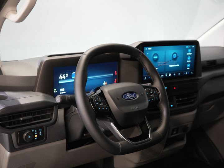 Ford E-Transit Custom Bestelbus 320 Trend 65 kWh 330 km WLTP LED/ Snellader/ 2.3t Trekverm./ Stuurverw./ Stoelverw./ Carplay/ Climate/ Camera/ PDC/ Cruise