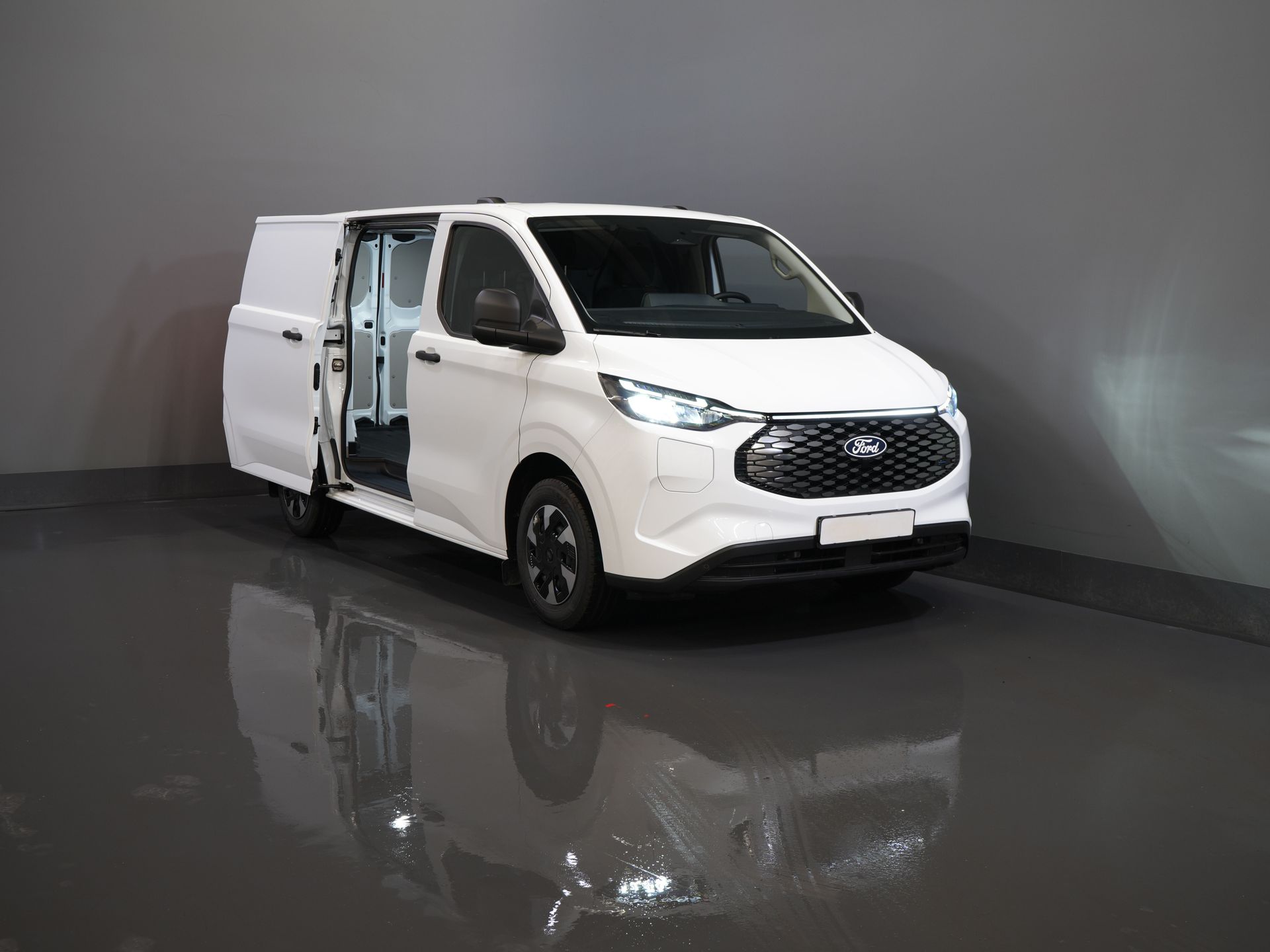 Ford E-Transit Custom Bestelbus 320 Trend 65 kWh 330 km WLTP LED/ Snellader/ 2.3t Trekverm./ Stuurverw./ Stoelverw./ Carplay/ Climate/ Camera/ PDC/ Cruise