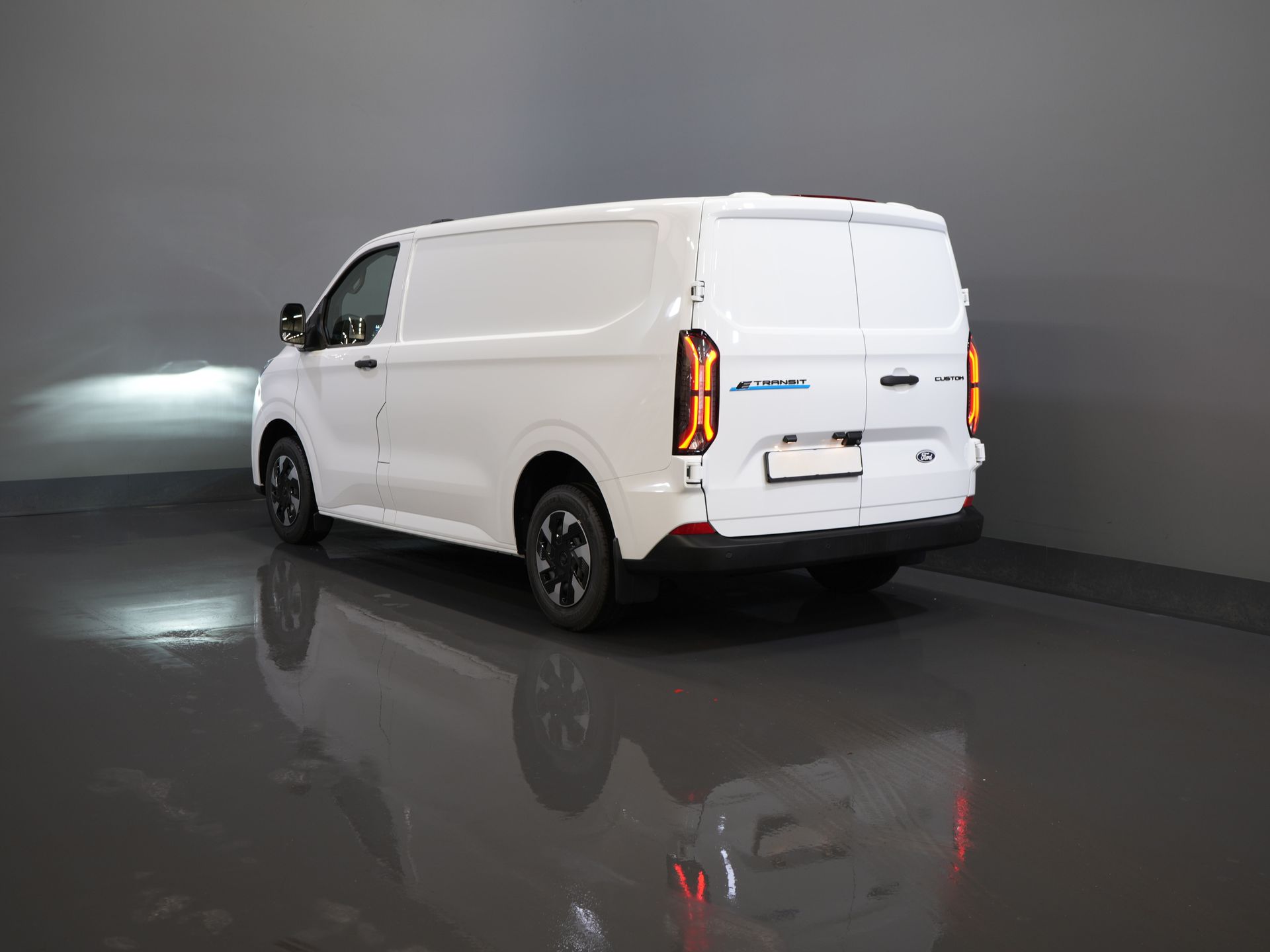 Ford E-Transit Custom Bestelbus 320 Trend 65 kWh 330 km WLTP LED/ Snellader/ 2.3t Trekverm./ Stuurverw./ Stoelverw./ Carplay/ Climate/ Camera/ PDC/ Cruise