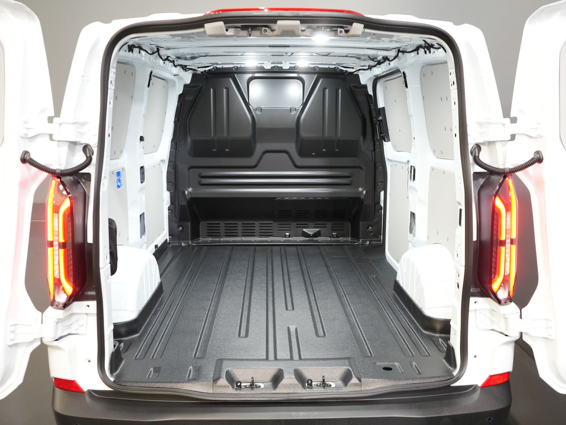 Ford E-Transit Custom Bestelbus 320 Trend 65 kWh 330 km WLTP LED/ Snellader/ 2.3t Trekverm./ Stuurverw./ Stoelverw./ Carplay/ Climate/ Camera/ PDC/ Cruise