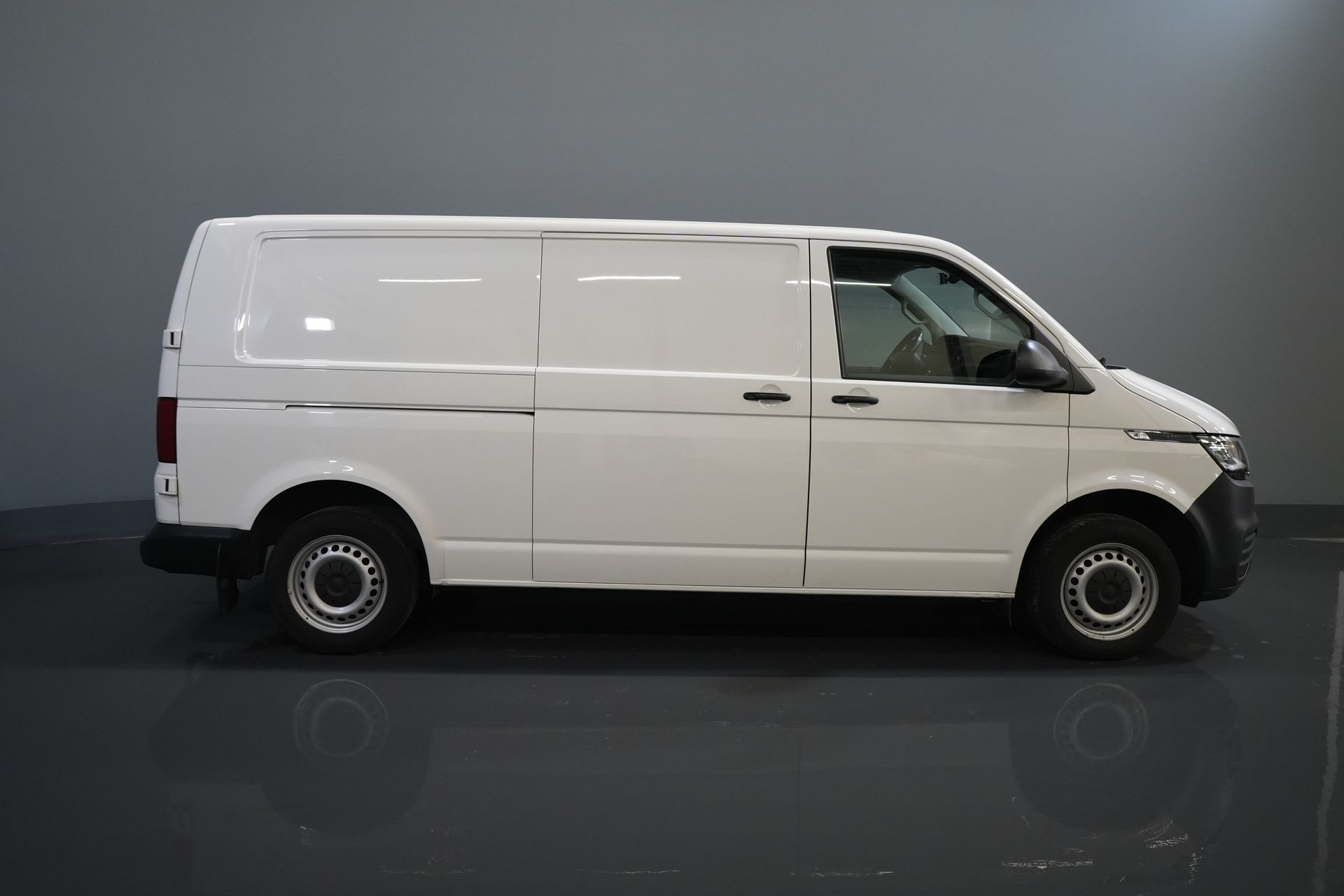 Volkswagen Transporter Van Volkswagen Transporter T6.1 2.0 TDI 150 PS DSG Aut. L2 2x Schiebetür/ LED/ Sitzverw./ Standheizung/ Carplay/ 2,5t Anhängelast M.
