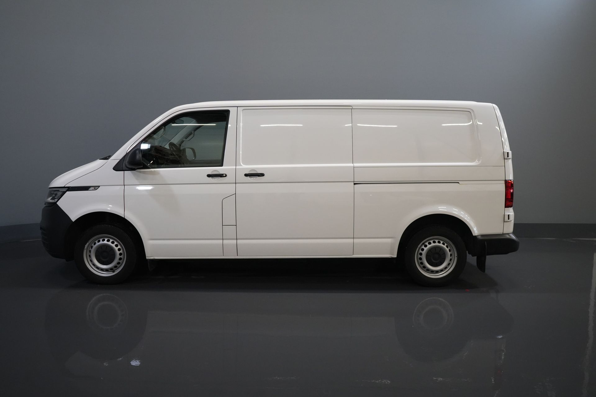 Volkswagen Transporter Van Volkswagen Transporter T6.1 2.0 TDI 150 PS DSG Aut. L2 2x Schiebetür/ LED/ Sitzverw./ Standheizung/ Carplay/ 2,5t Anhängelast M.