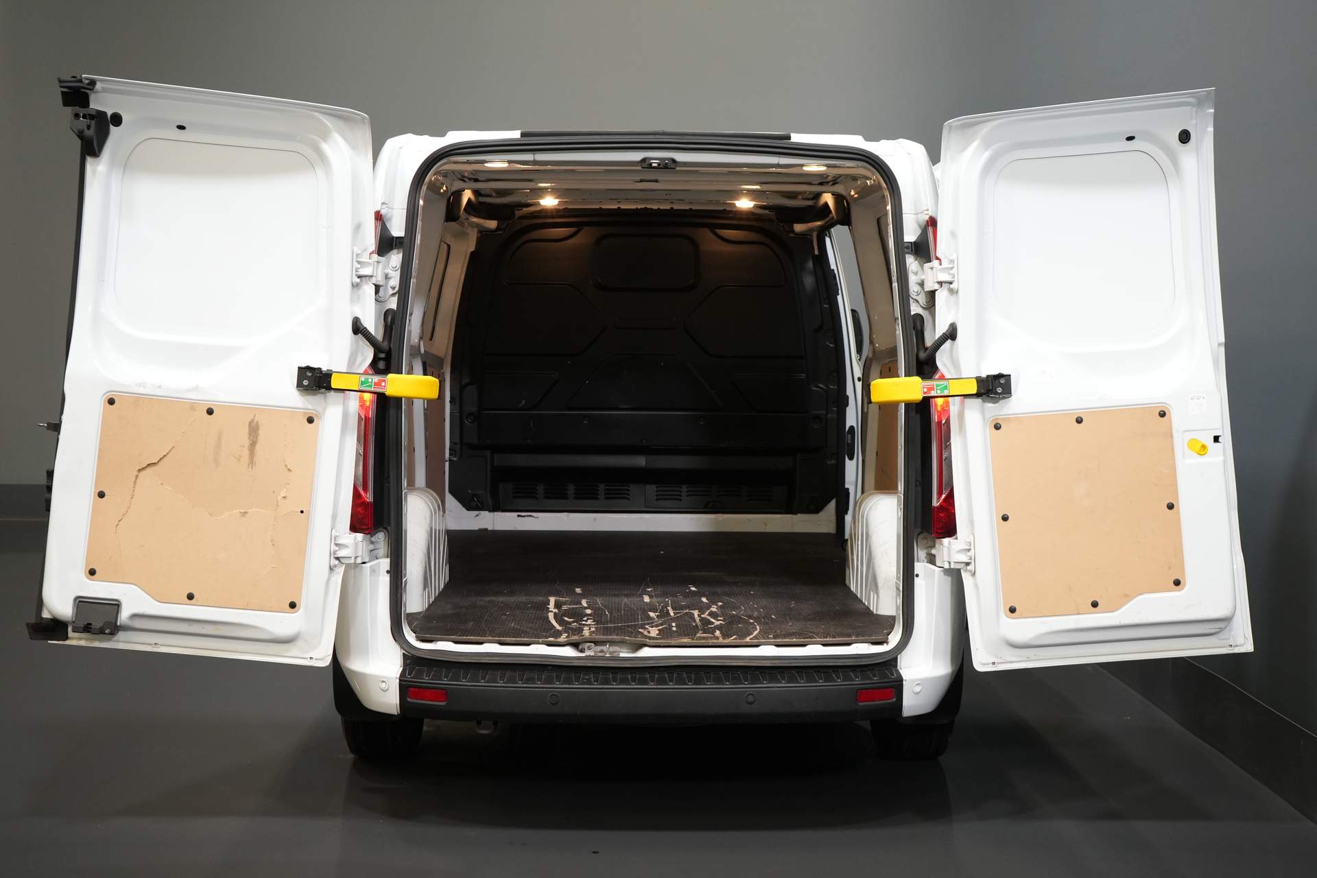 Ford Transit Custom Van 2.0 TDCI 130 к.с. L2 Trend BPM БЕЗКОШТОВНО! Дротове лобове скло Ready2Go / PDC / круїз / кондиціонер
