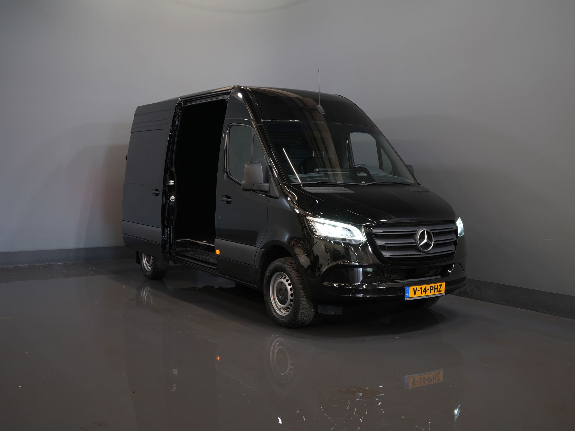 Mercedes-Benz Sprinter Van 317 CDI Авт. L2H2 3.5т Трекверм./ LED/ 270гр.дверей/ Навігатор/ Камера/ Круїз/ PDC